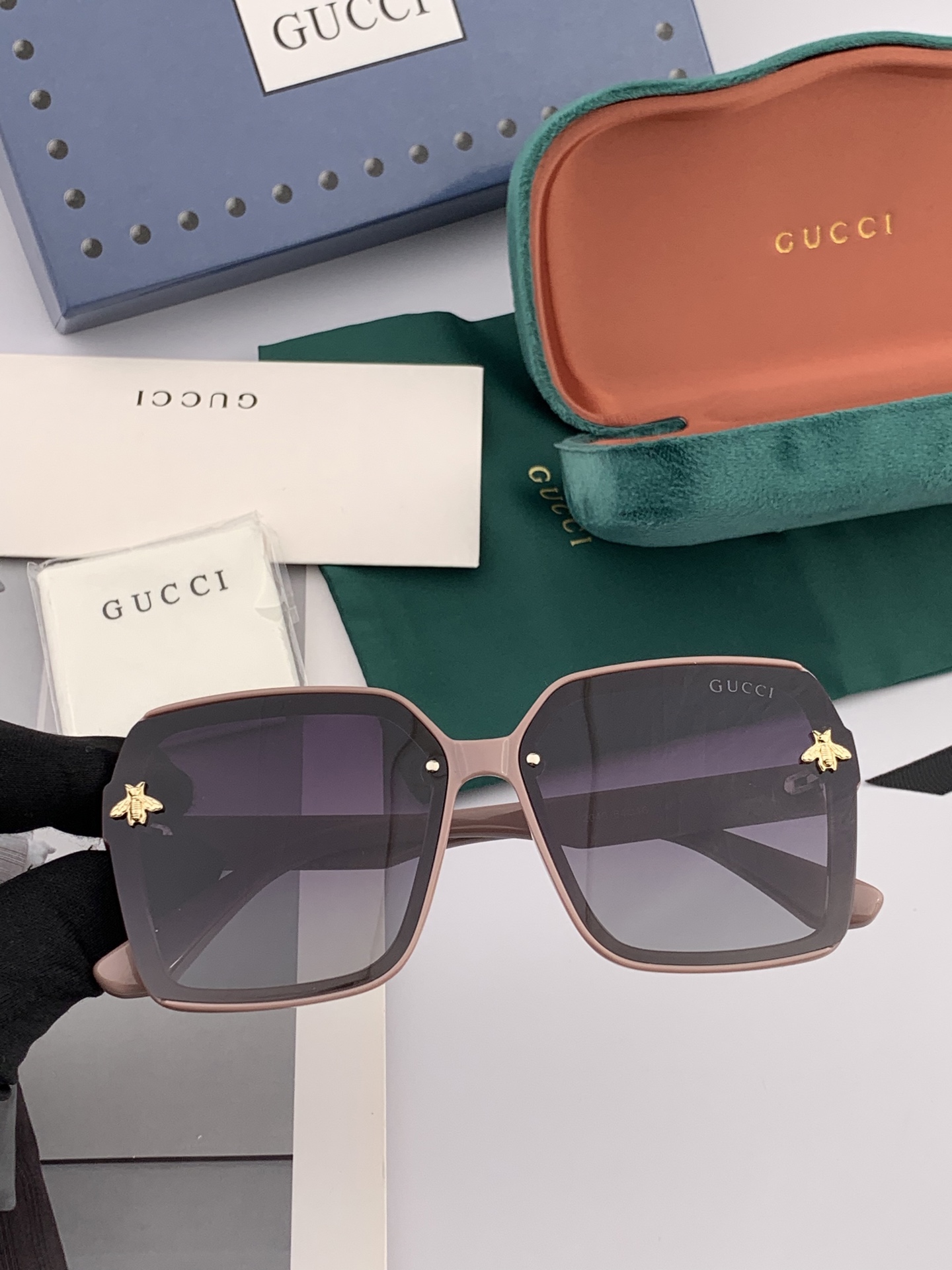   超好看 潮酷【GUCCI】古驰 太阳镜以独特魅力和前卫风格诠释春夏最新眼镜，以方框设计两边经典双小蜜