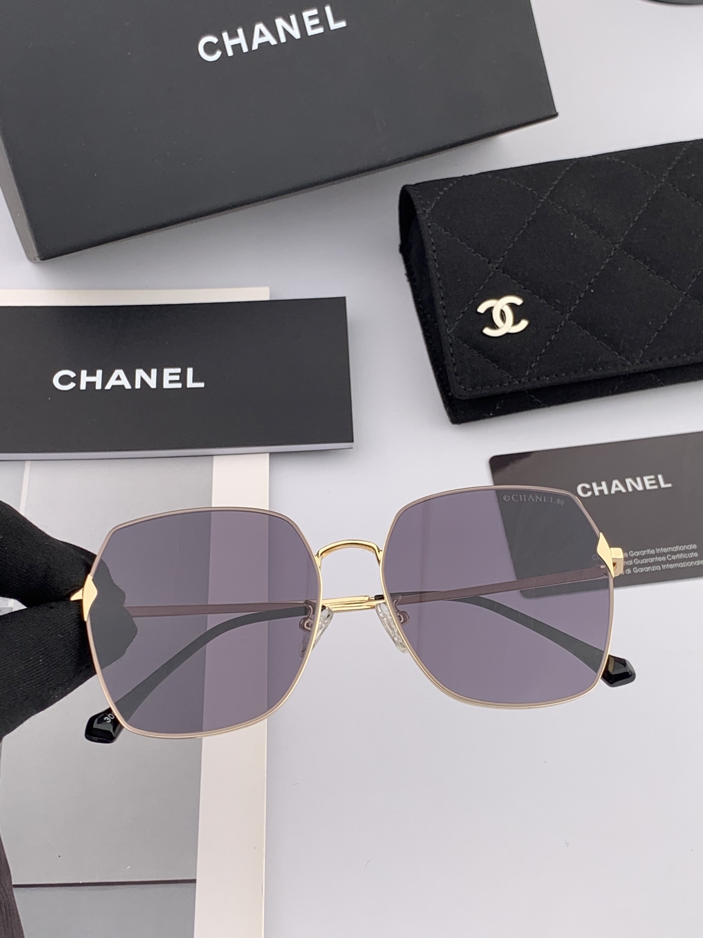 【CHANEL】香奈儿  新款尼龙偏光太眼镜，无框钻石 切边更有质感，大气女人范儿，大脸小脸都好看 ！
