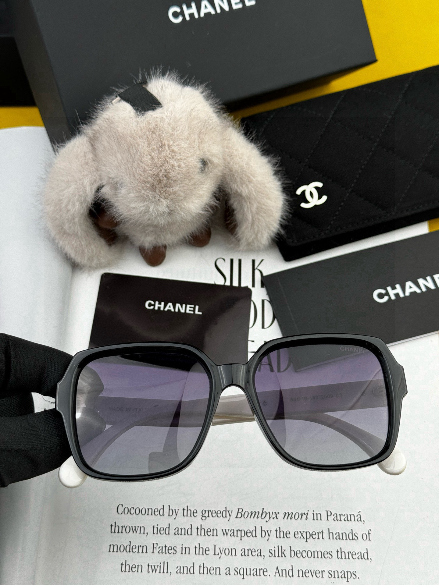  【CHANEL】香奈儿 2025新款潮流爆款 时尚方框太阳镜 佩戴舒适 网红潮款墨镜  女士高清加厚偏