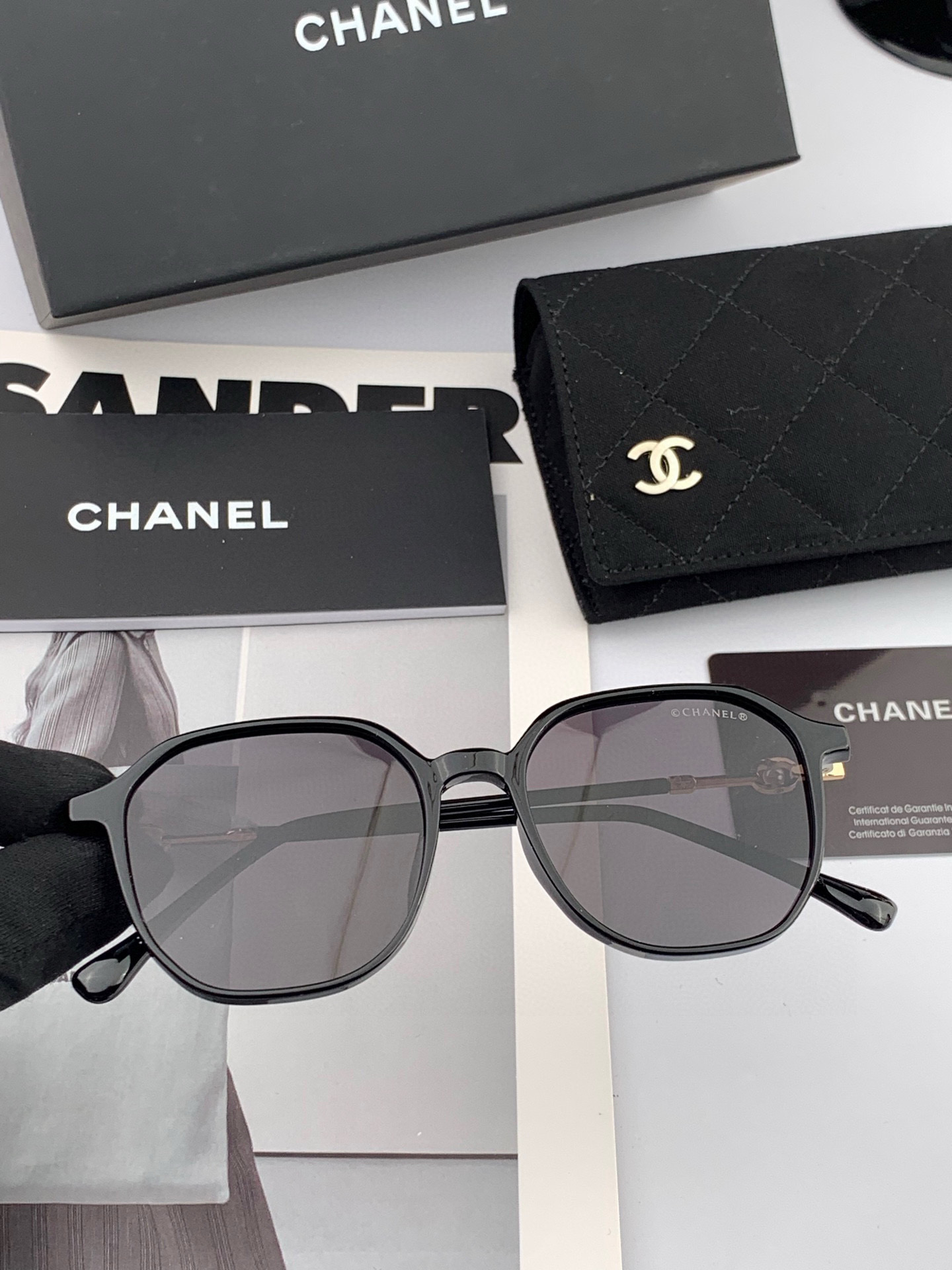  新品CHANEL 香奈儿太阳镜以独特魅力和前卫风格诠释春夏最新眼镜，以方框设计两边经典小香珍珠做点缀，