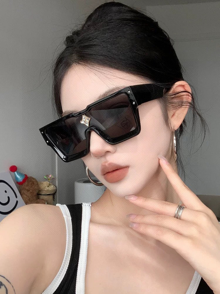   LV 2025新款女士方框太阳眼镜 开车墨镜 新款太阳镜  时尚大方 舒适轻盈 精致奢华 超轻 型号