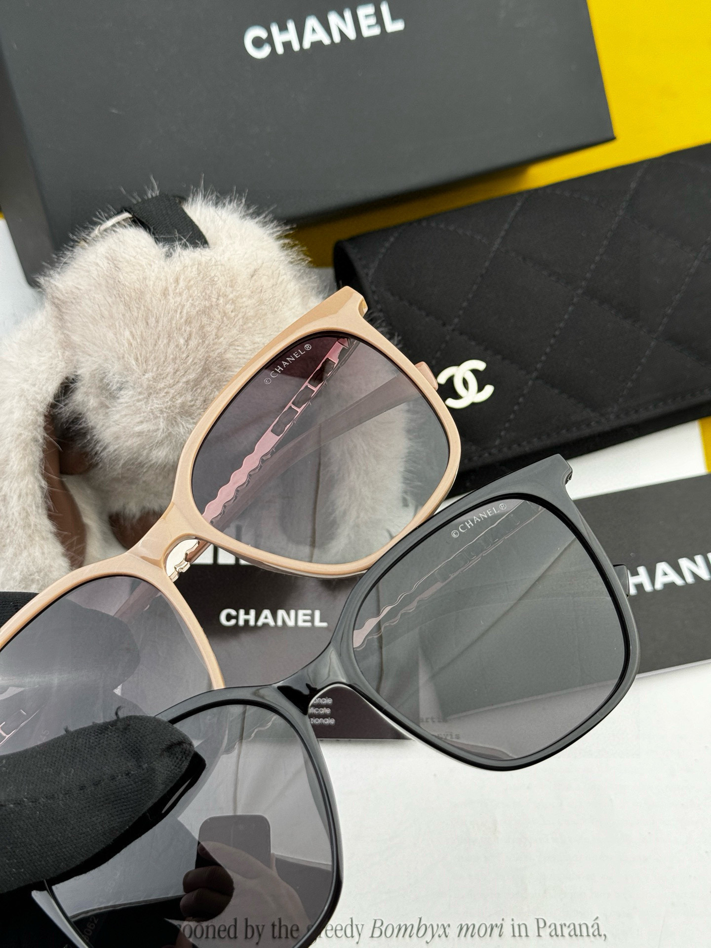  新品CHANEL 香奈儿太阳镜以独特魅力和前卫风格诠释春夏最新眼镜，以方框设计两边经典小香珍珠做点缀，
