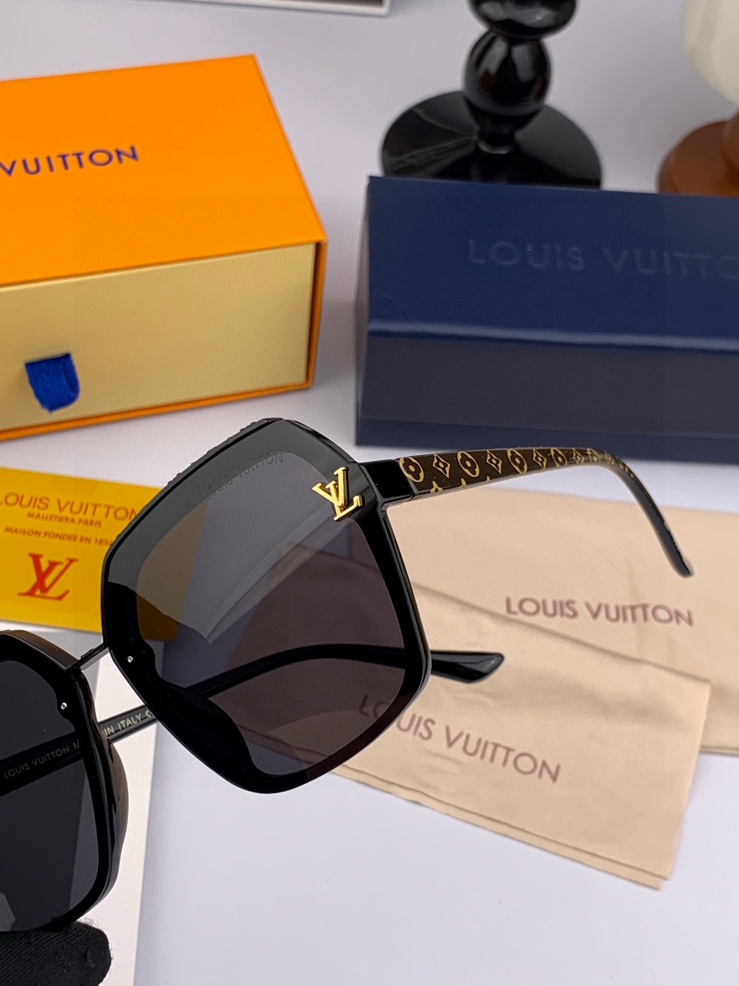  LV 2025年开春新款  潮流爆款 时尚方框太阳镜 高品质 佩戴舒适 网红潮款墨镜 型号L30157