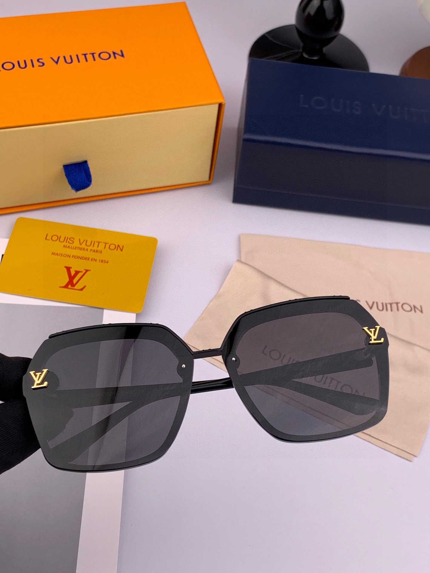  LV 2025年开春新款  潮流爆款 时尚方框太阳镜 高品质 佩戴舒适 网红潮款墨镜 型号L30157