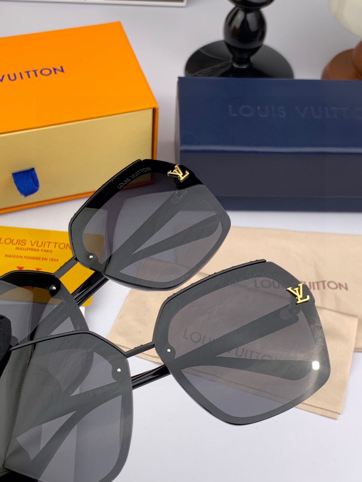  LV 2025年开春新款  潮流爆款 时尚方框太阳镜 高品质 佩戴舒适 网红潮款墨镜 型号L30157