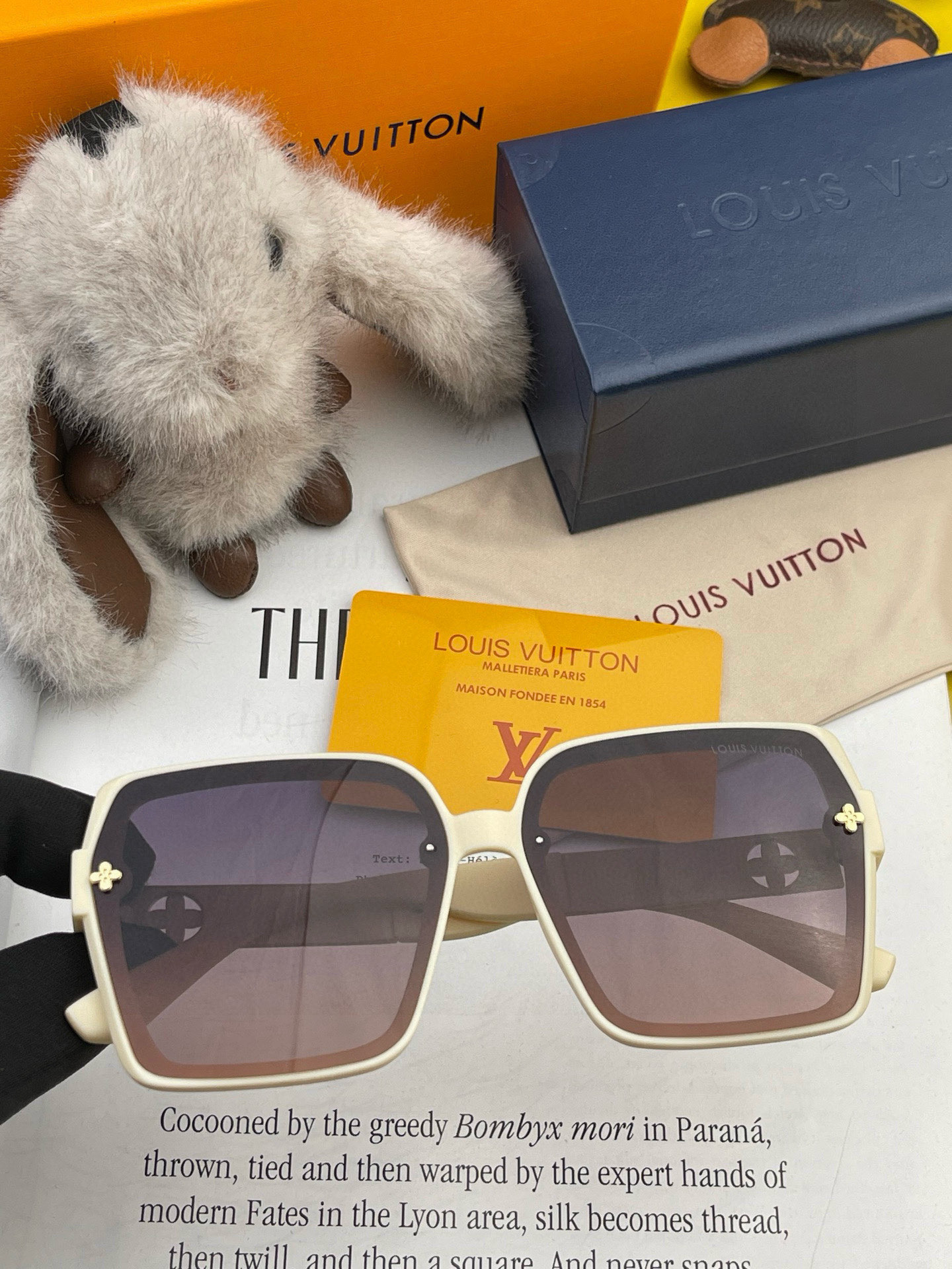  LV 2025年开春新款  潮流爆款 时尚方框太阳镜 高品质 佩戴舒适 网红潮款墨镜 型号L2200