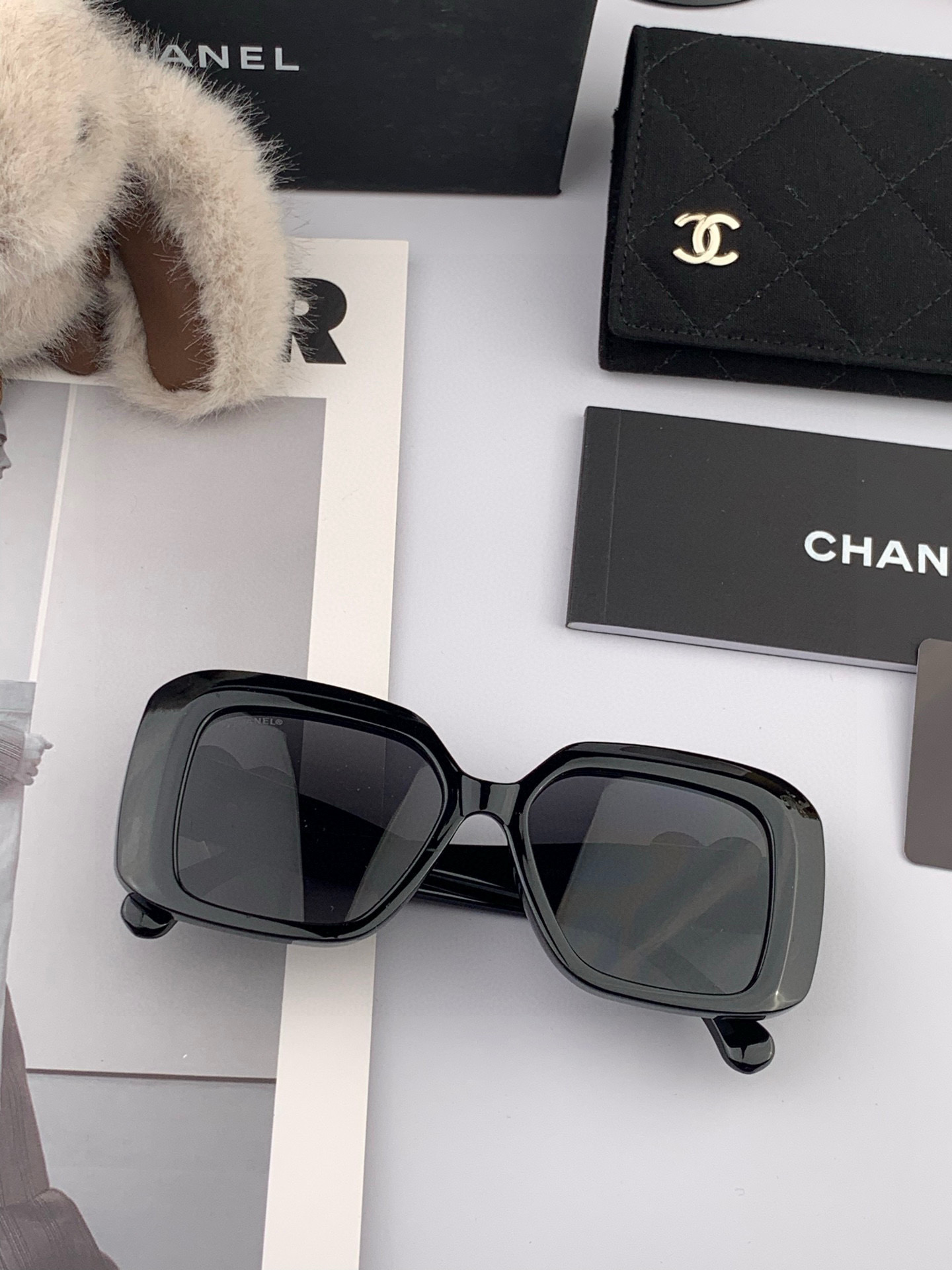    新品CHANEL 香奈儿太阳镜以独特魅力和前卫风格诠释春夏最新眼镜，质感超好佩带舒适 型号：CH8