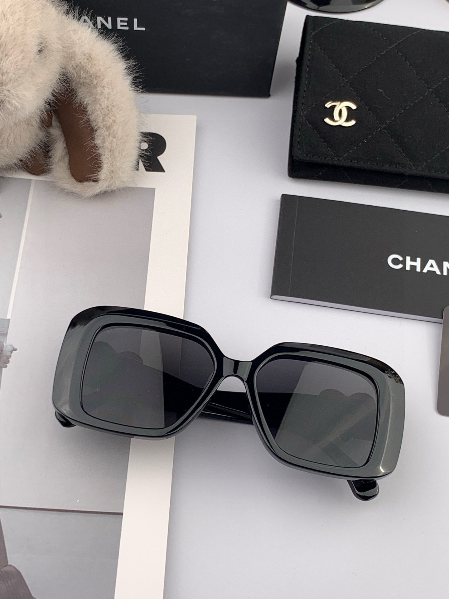    新品CHANEL 香奈儿太阳镜以独特魅力和前卫风格诠释春夏最新眼镜，质感超好佩带舒适 型号：CH8