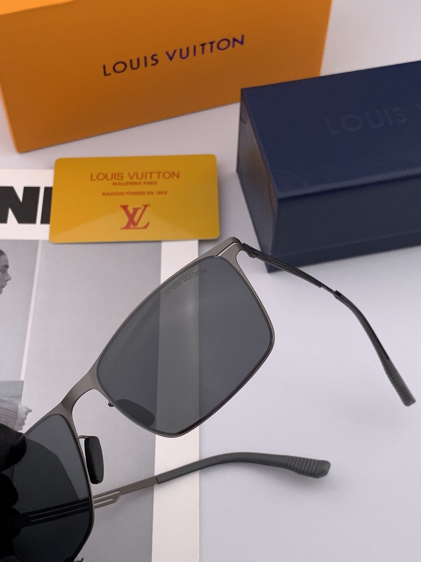 ♦️LV 2025新款男女情侣款太阳镜多边形墨镜iP电镀永不褪色 超轻超有弹性整幅眼镜无螺丝重要的是压不