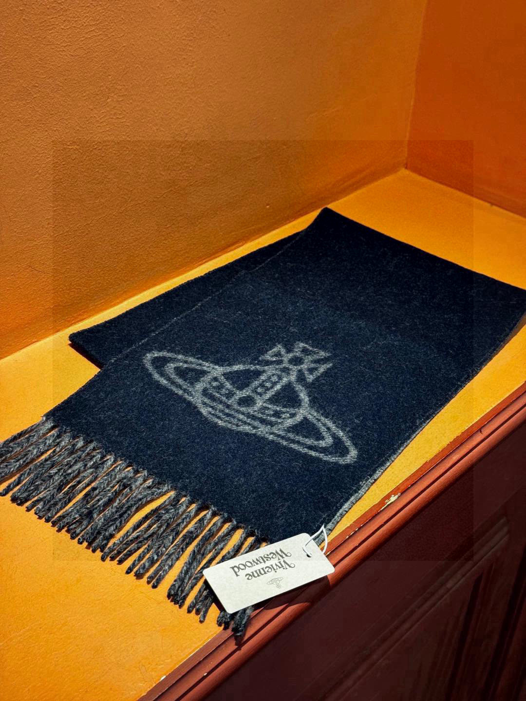  原单品质！英国朋克教母
“太后Vivienne Westwood”最爱的土星❗❗
从精神上，Viven