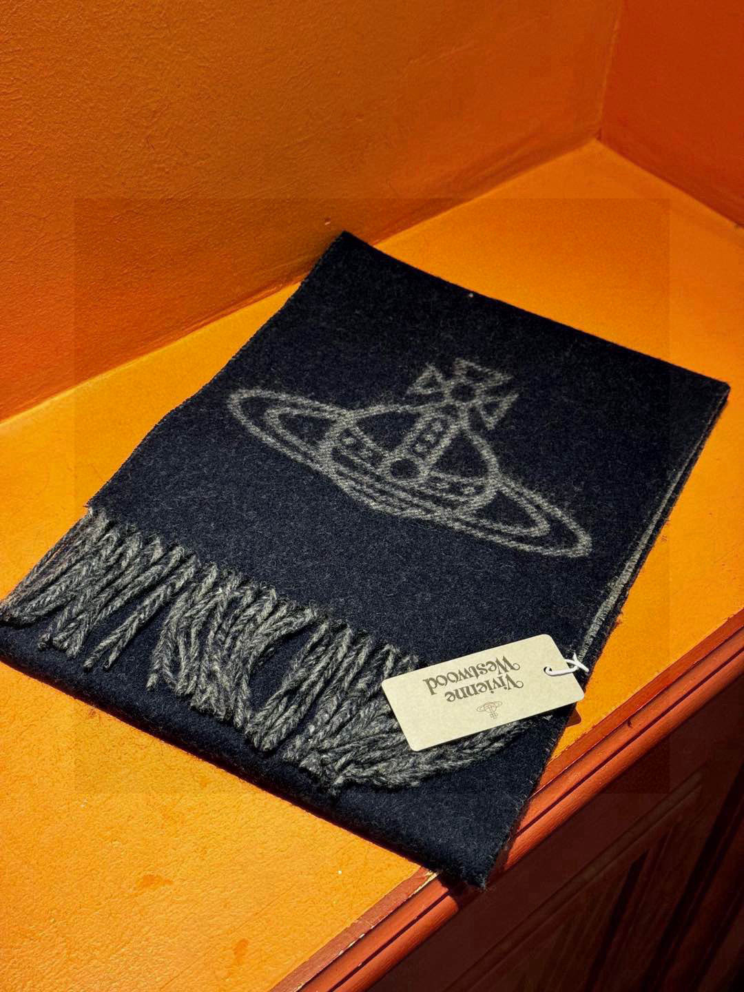  原单品质！英国朋克教母
“太后Vivienne Westwood”最爱的土星❗❗
从精神上，Viven