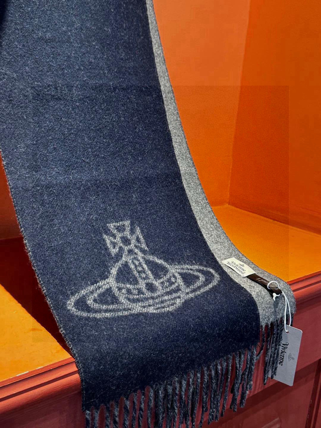  原单品质！英国朋克教母
“太后Vivienne Westwood”最爱的土星❗❗
从精神上，Viven