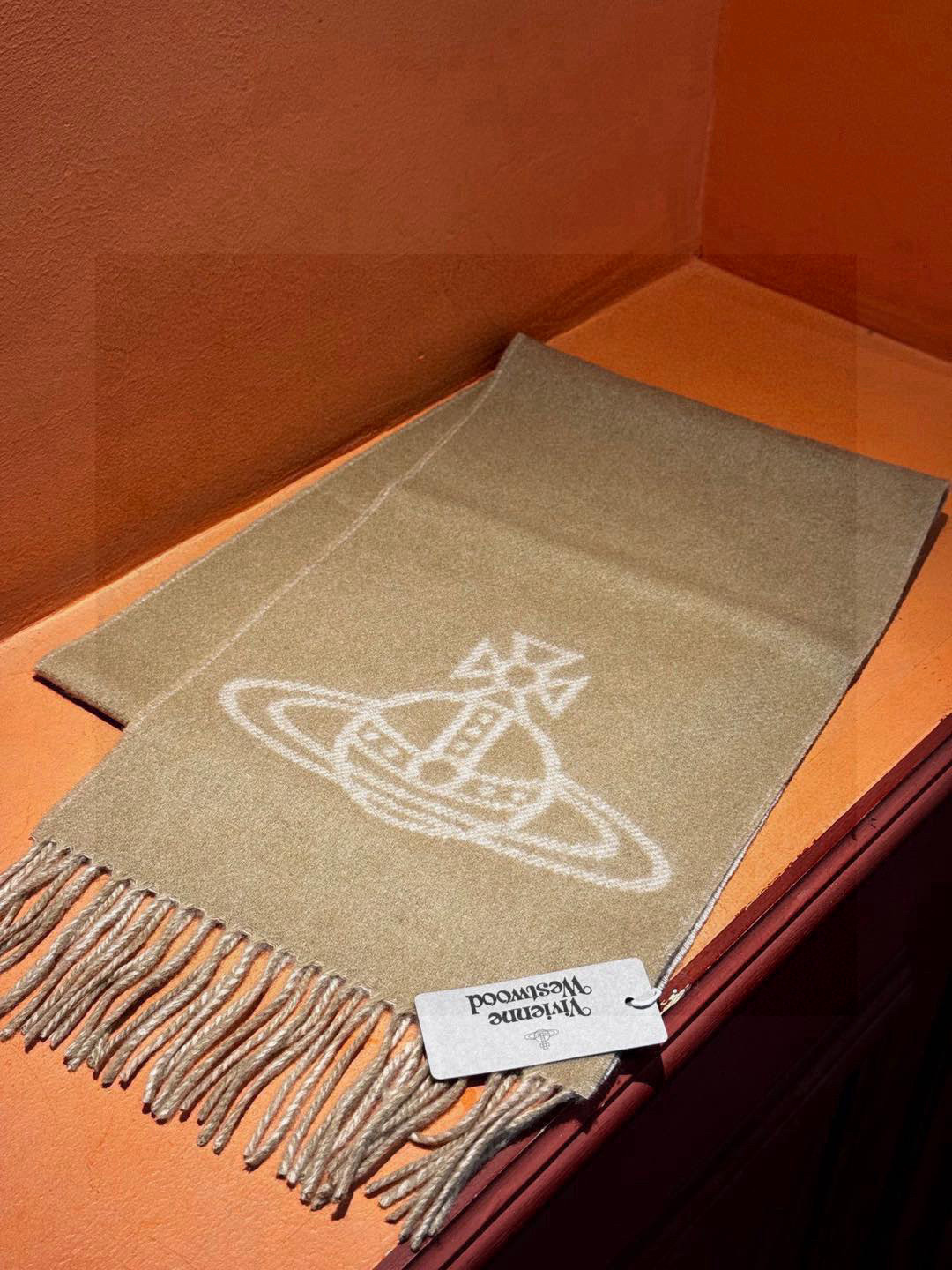  原单品质！英国朋克教母
“太后Vivienne Westwood”最爱的土星❗❗
从精神上，Viven
