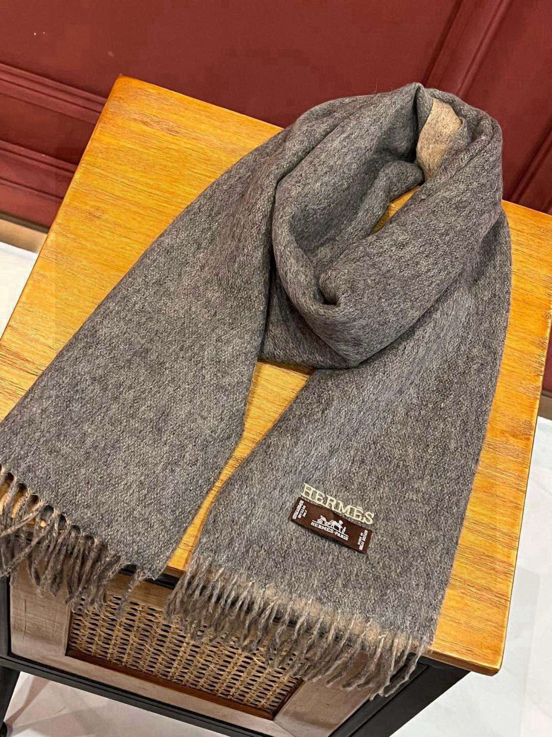     HERMFS【爱马仕】巴黎时装展双面羊绒围巾！采用蒙古高原细羊绒！手感满满地都是细腻的绒毛！这个