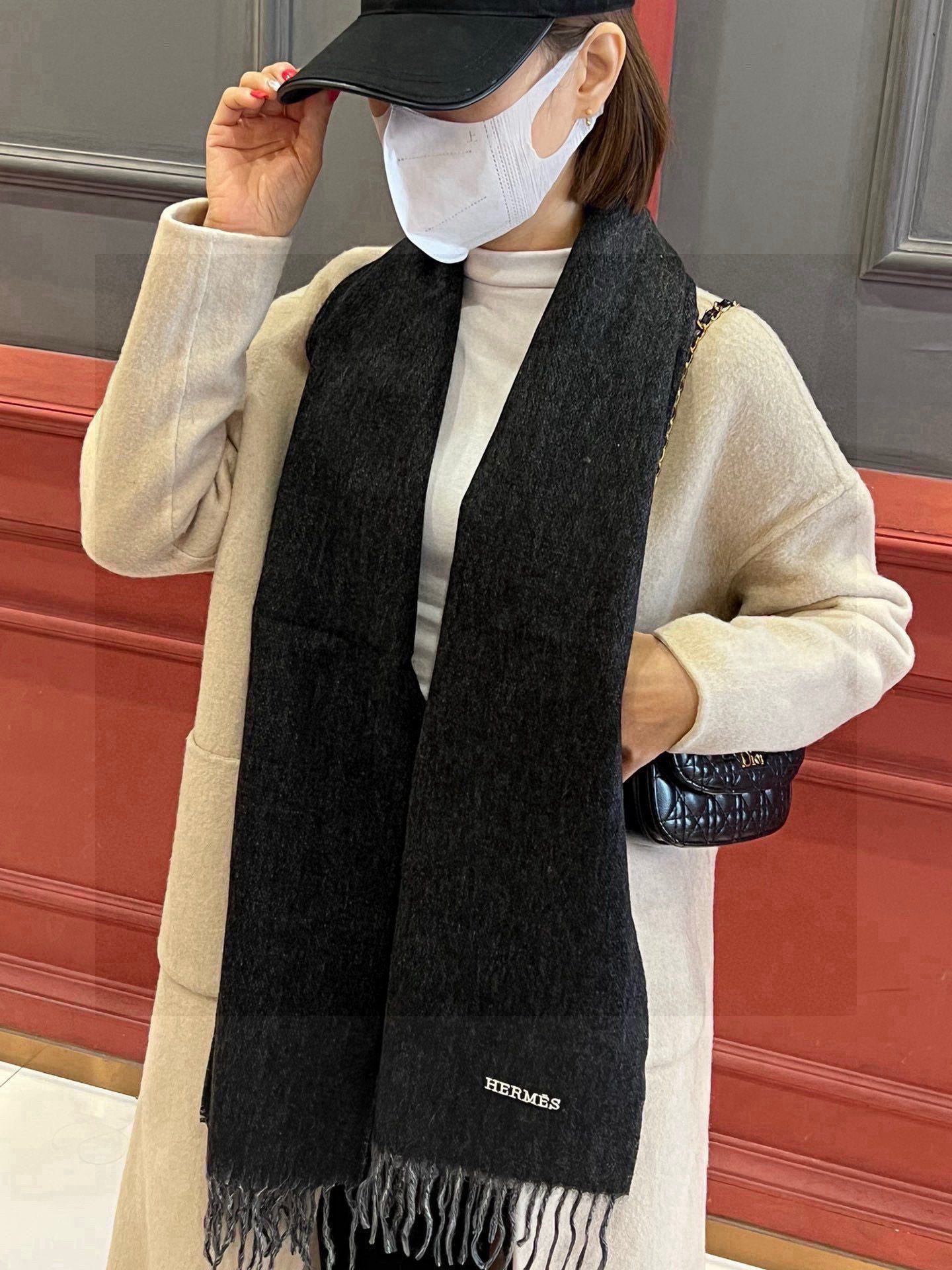     HERMFS【爱马仕】巴黎时装展双面羊绒围巾！采用蒙古高原细羊绒！手感满满地都是细腻的绒毛！这个