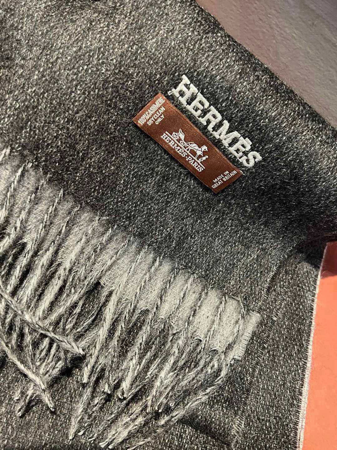     HERMFS【爱马仕】巴黎时装展双面羊绒围巾！采用蒙古高原细羊绒！手感满满地都是细腻的绒毛！这个