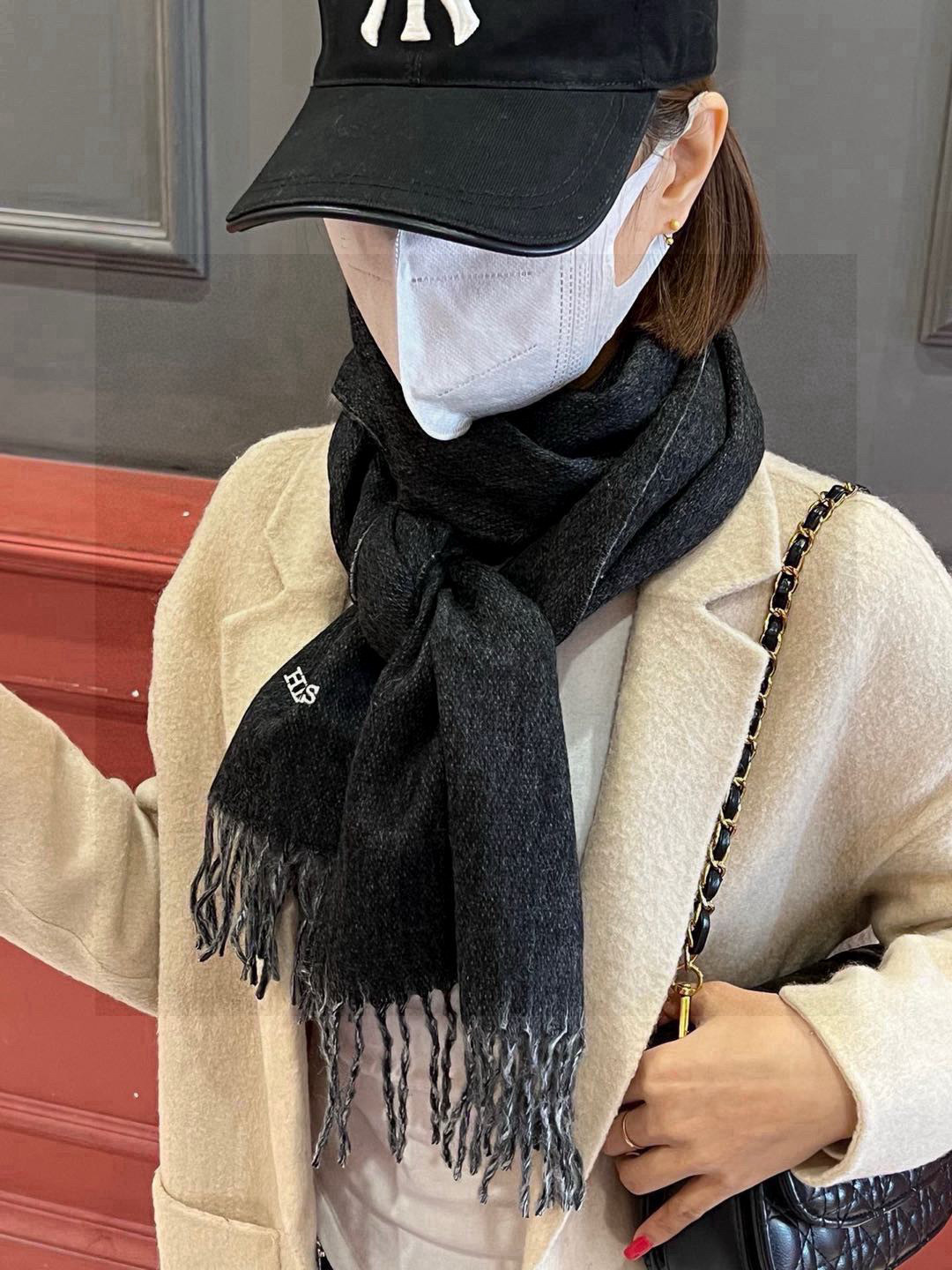     HERMFS【爱马仕】巴黎时装展双面羊绒围巾！采用蒙古高原细羊绒！手感满满地都是细腻的绒毛！这个
