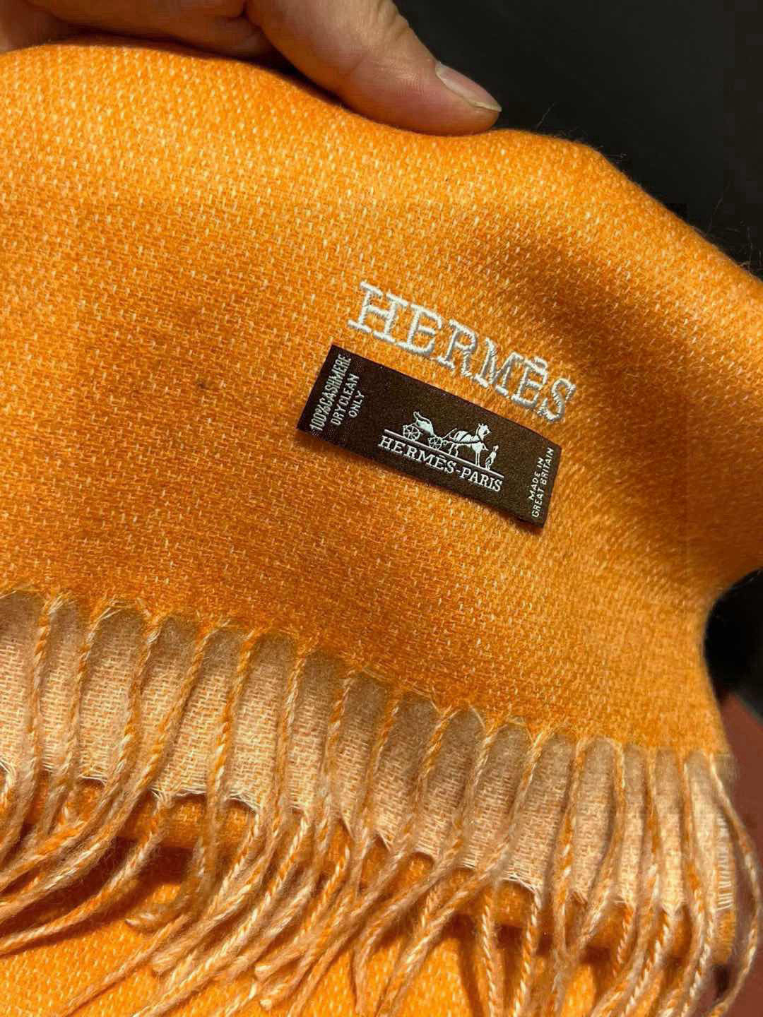     HERMFS【爱马仕】巴黎时装展双面羊绒围巾！采用蒙古高原细羊绒！手感满满地都是细腻的绒毛！这个