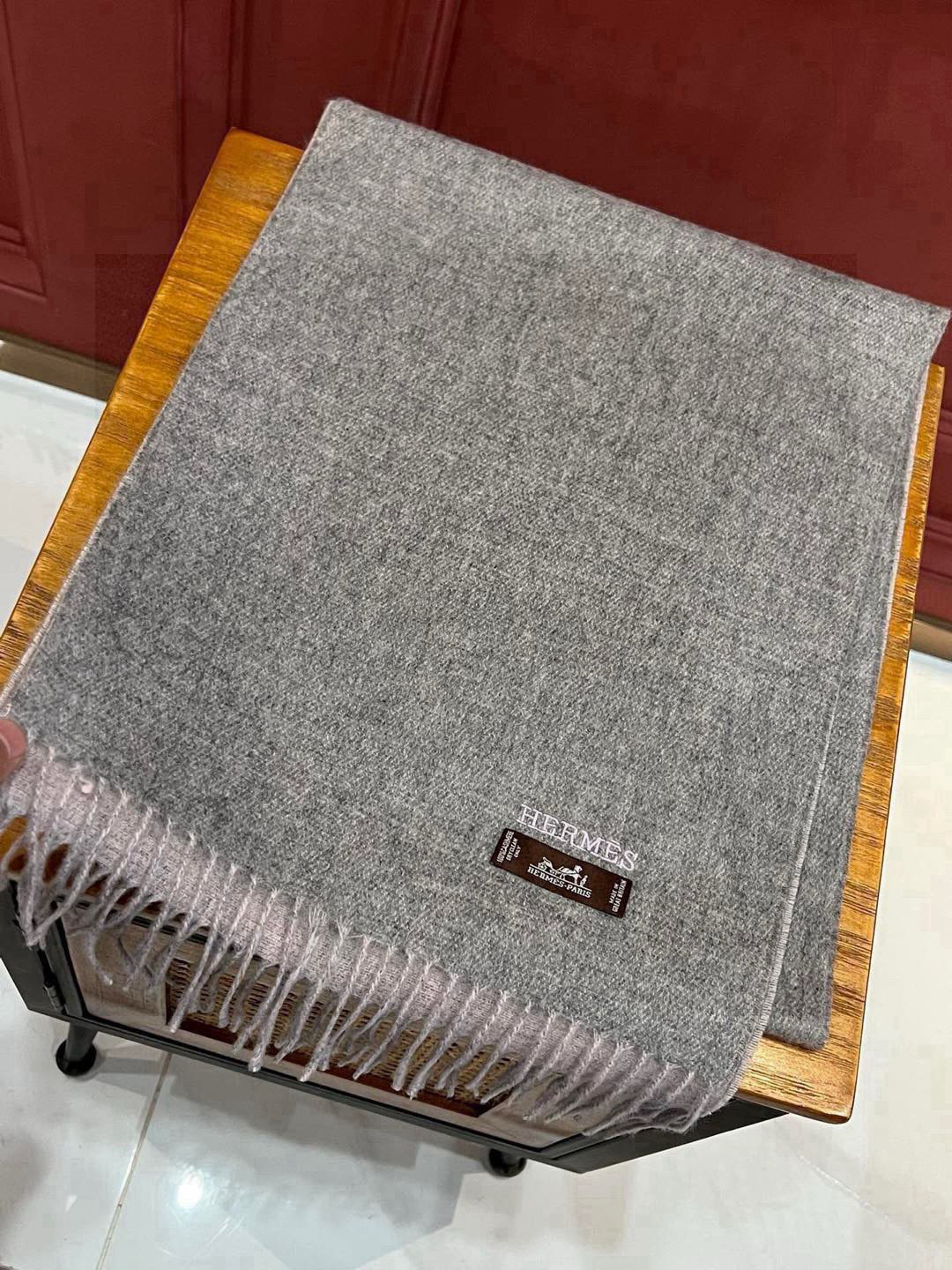     HERMFS【爱马仕】巴黎时装展双面羊绒围巾！采用蒙古高原细羊绒！手感满满地都是细腻的绒毛！这个