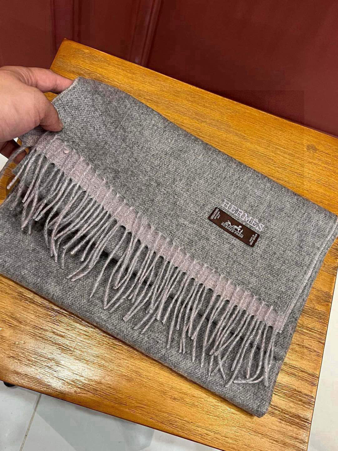     HERMFS【爱马仕】巴黎时装展双面羊绒围巾！采用蒙古高原细羊绒！手感满满地都是细腻的绒毛！这个