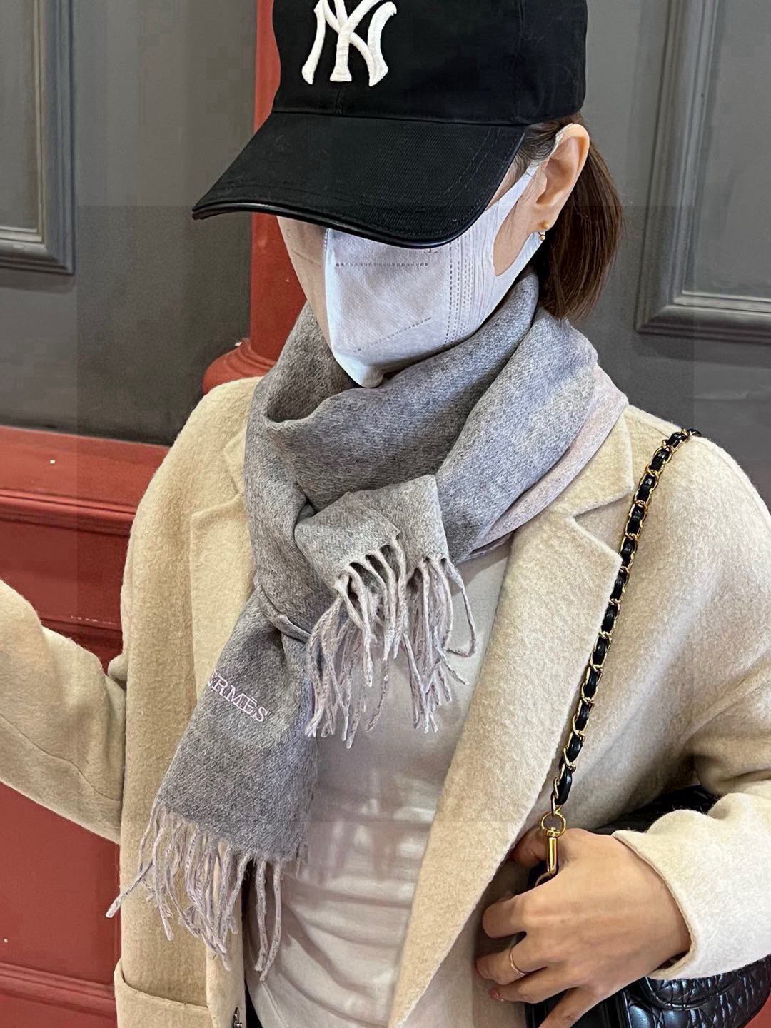     HERMFS【爱马仕】巴黎时装展双面羊绒围巾！采用蒙古高原细羊绒！手感满满地都是细腻的绒毛！这个