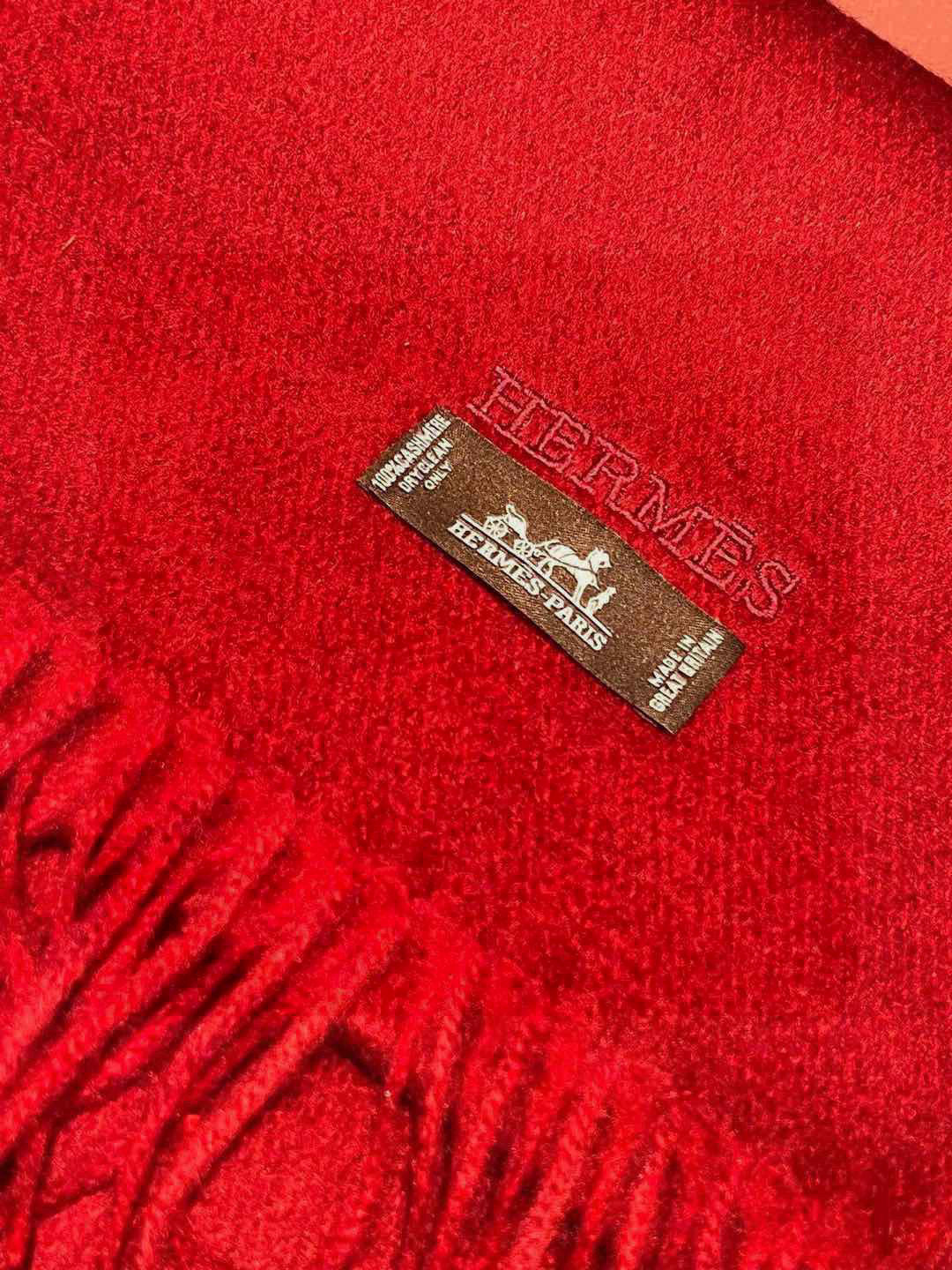     HERMFS【爱马仕】巴黎时装展双面羊绒围巾！采用蒙古高原细羊绒！手感满满地都是细腻的绒毛！这个