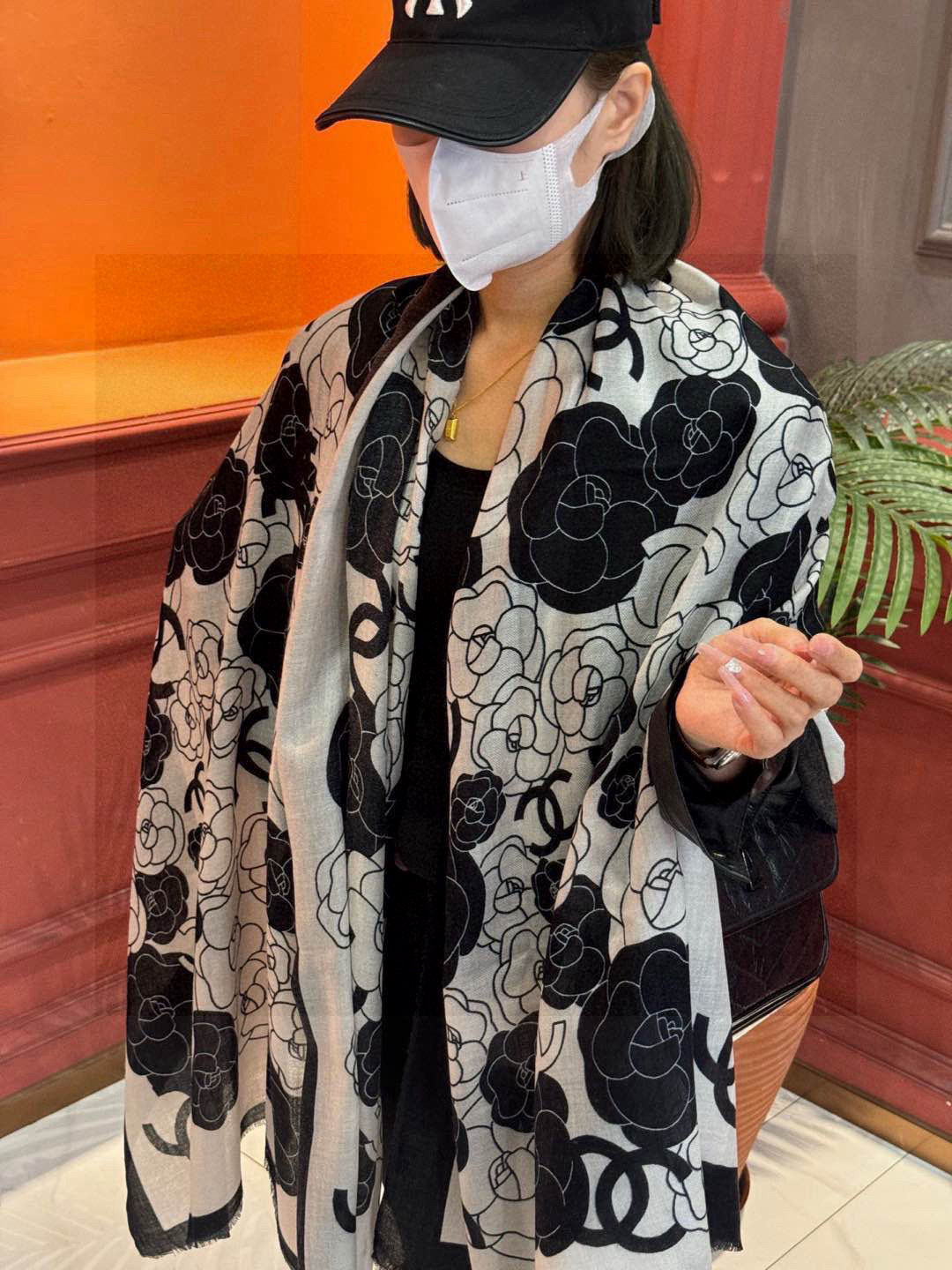   羊绒新款💞 新❤小香【山茶花长围巾】~超级抬气色！高级女人味！羊绒围巾也能这么美！！！这款双面花卉羊