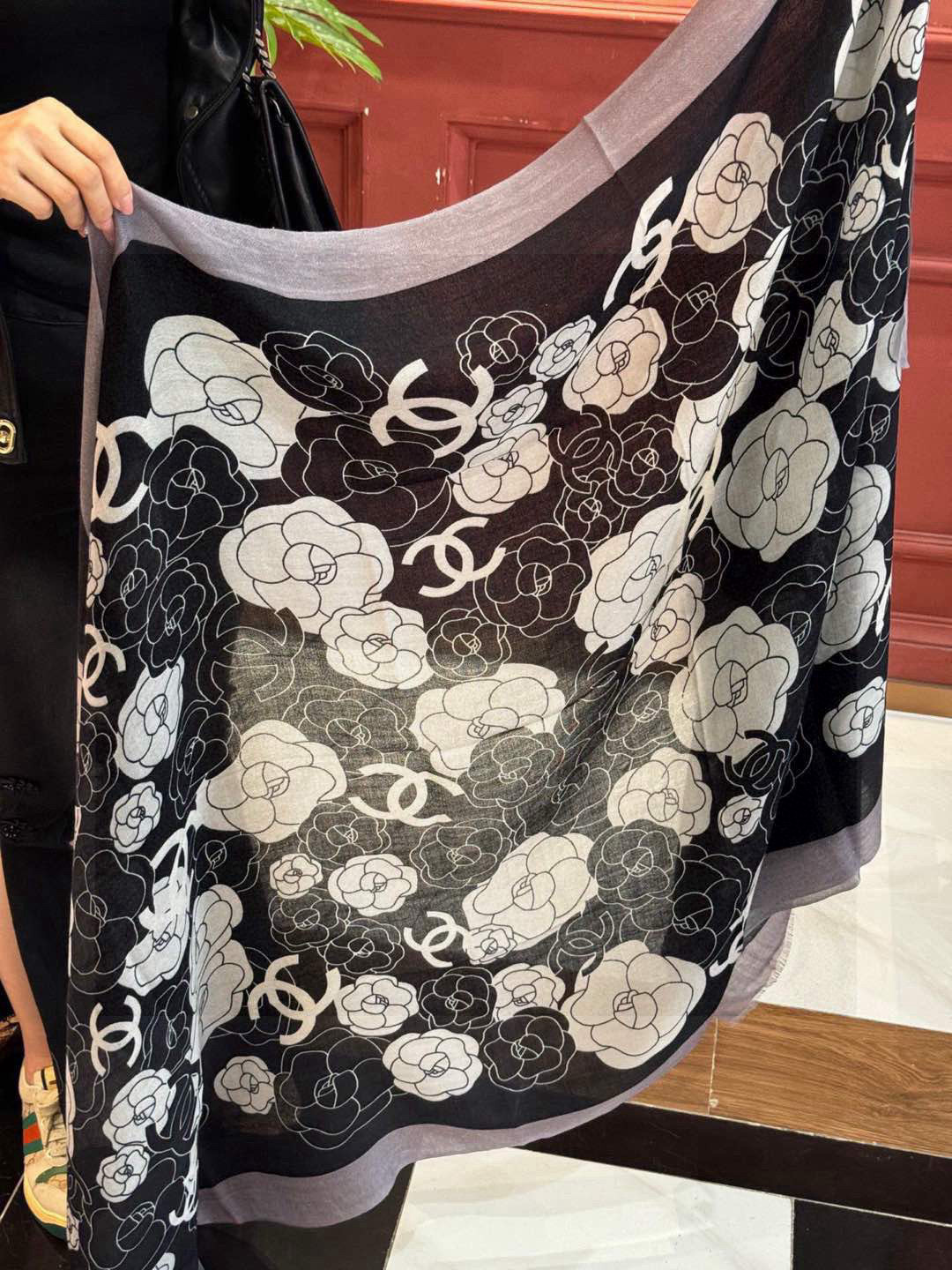   羊绒新款💞 新❤小香【山茶花长围巾】~超级抬气色！高级女人味！羊绒围巾也能这么美！！！这款双面花卉羊