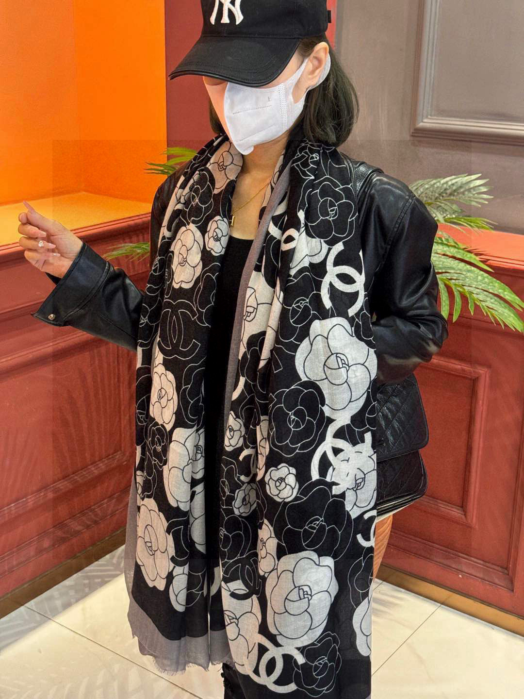   羊绒新款💞 新❤小香【山茶花长围巾】~超级抬气色！高级女人味！羊绒围巾也能这么美！！！这款双面花卉羊