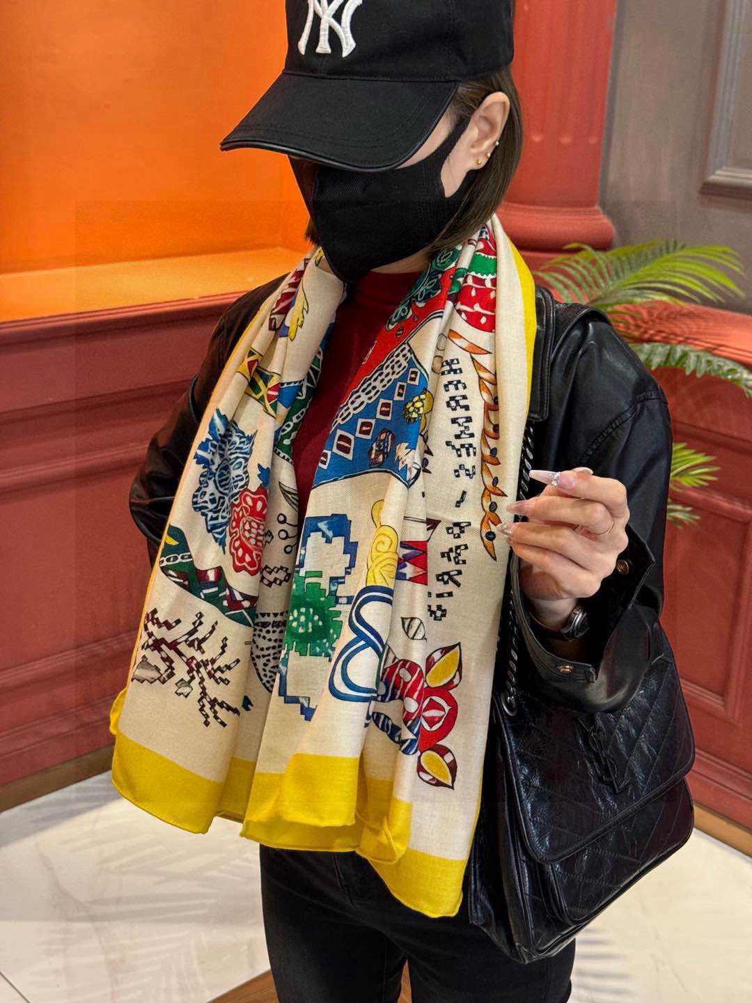  爱马仕～秋冬搭配利器❗️顶级双面同色 版真丝羊绒披肩！！1条等于2条】点睛精彩，图案和配色都超级喜欢，