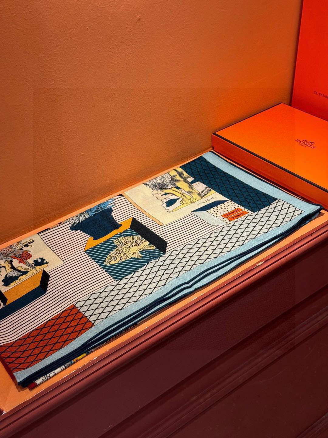  爱马仕新款双面同色 品名  新型大剧院面料：丝绒尺寸：140*140 这款爱马仕点睛配饰可以多种方式佩
