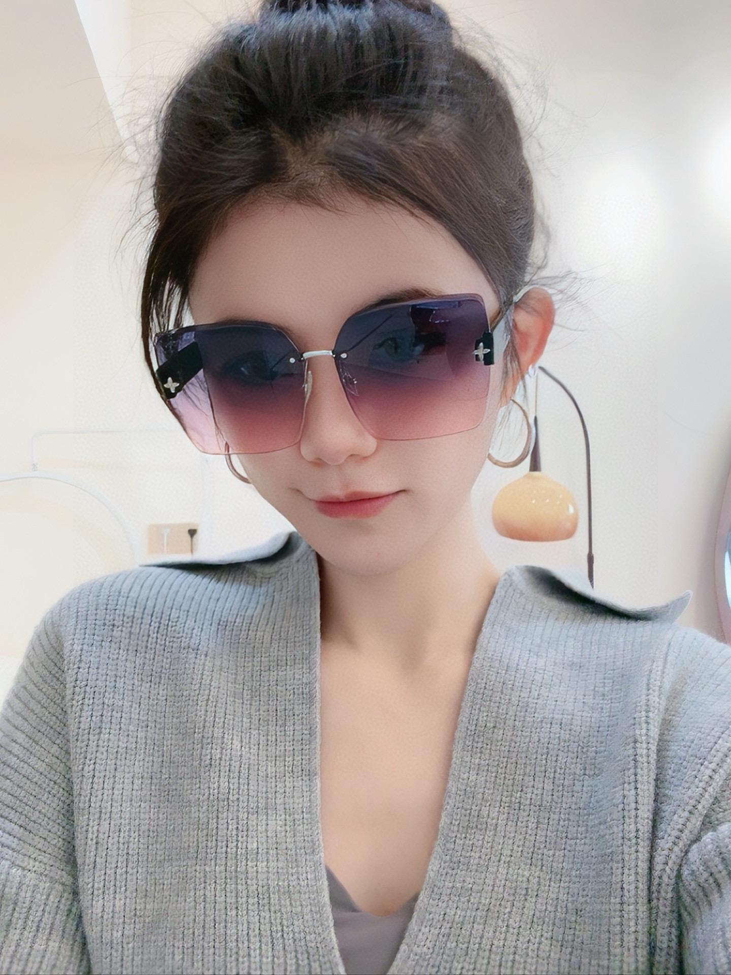  LV 2025新款女士方框太阳眼镜 开车墨镜 新款无框太阳镜  时尚大方 舒适轻盈 精致奢华 超轻 
