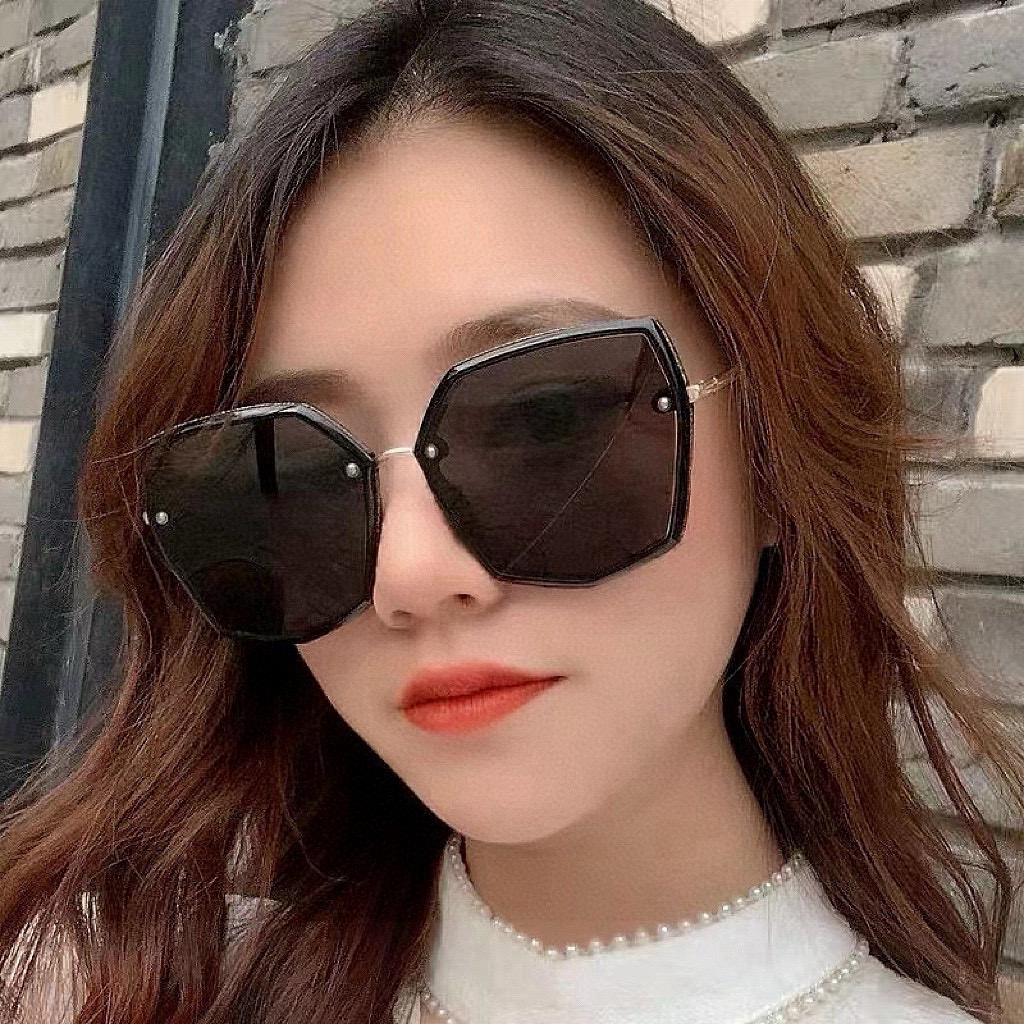    新品CHANEL 香奈儿太阳镜以独特魅力和前卫风格诠释春夏最新眼镜，质感超好佩带舒适 型号：CH8