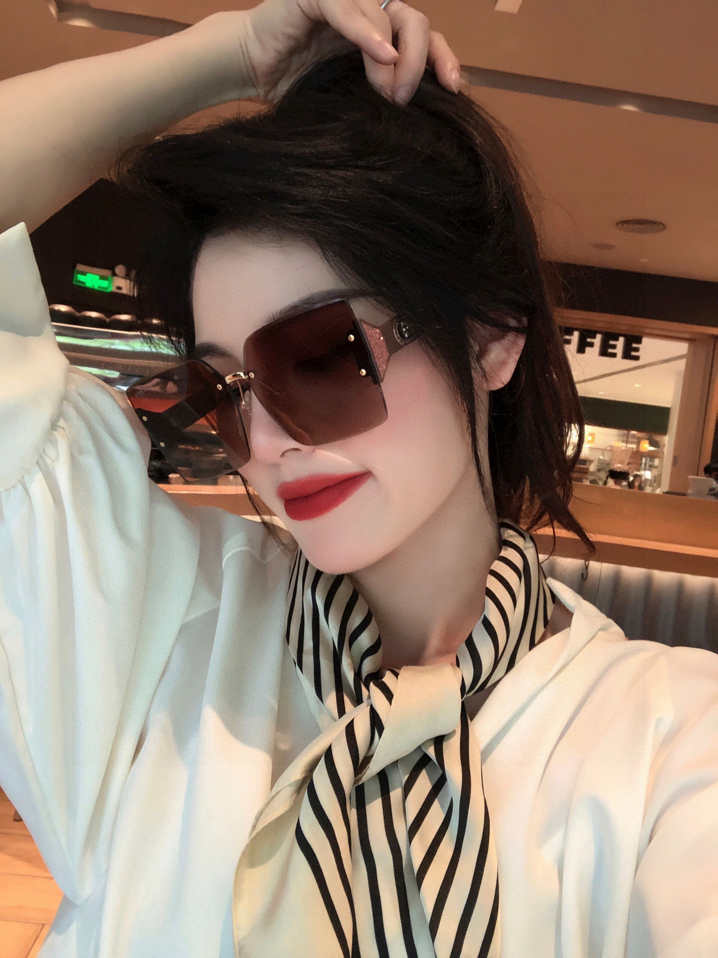  爱马仕   经典的方框设计，不挑脸型，无论搭配大衣还是连衣裙都非常显气质镜片预防紫外线 型号：H999
