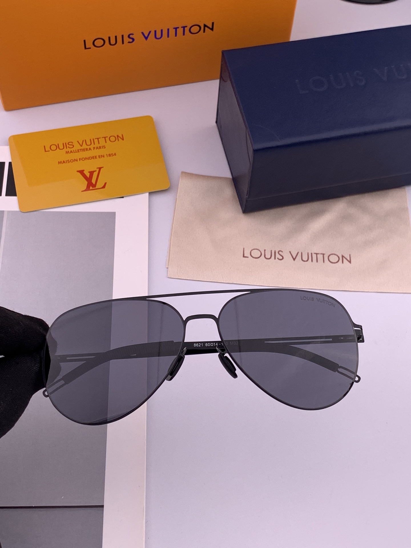 ♦️LV 2025新款男女情侣款太阳镜多边形墨镜iP电镀永不褪色 超轻超有弹性整幅眼镜无螺丝重要的是压不