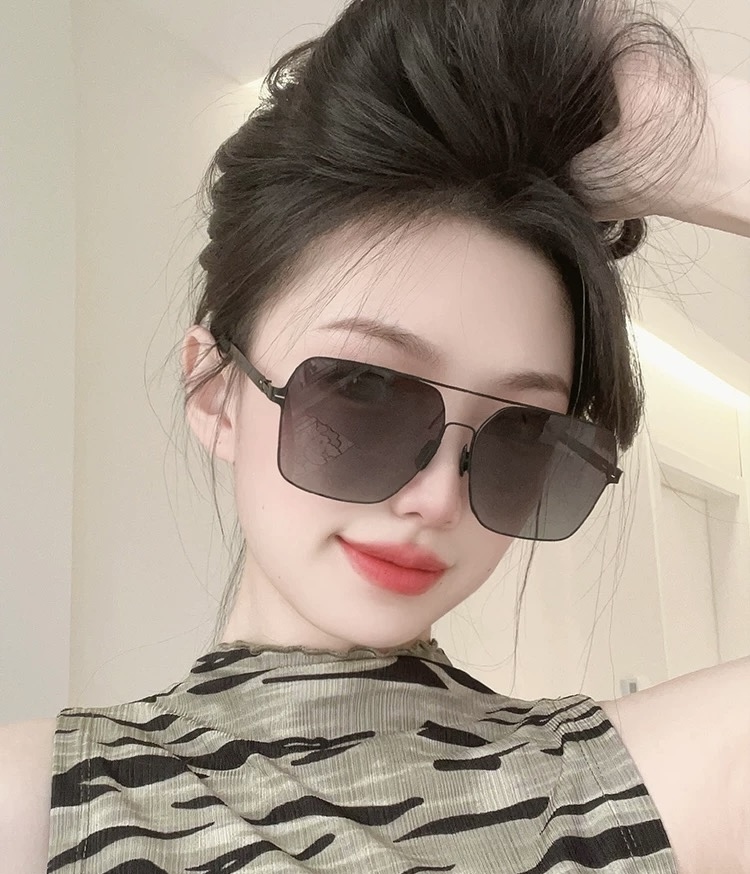 ♦️LV 2025新款男女情侣款太阳镜多边形墨镜iP电镀永不褪色 超轻超有弹性整幅眼镜无螺丝重要的是压不