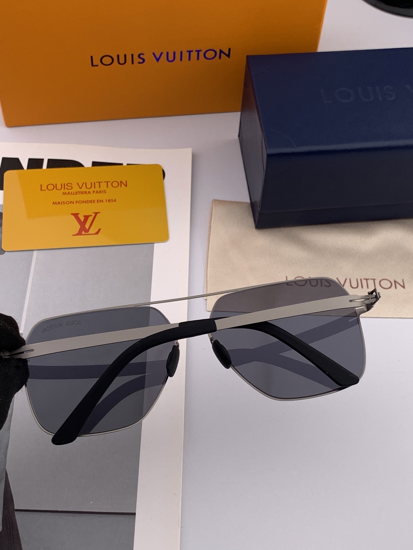 ♦️LV 2025新款男女情侣款太阳镜多边形墨镜iP电镀永不褪色 超轻超有弹性整幅眼镜无螺丝重要的是压不