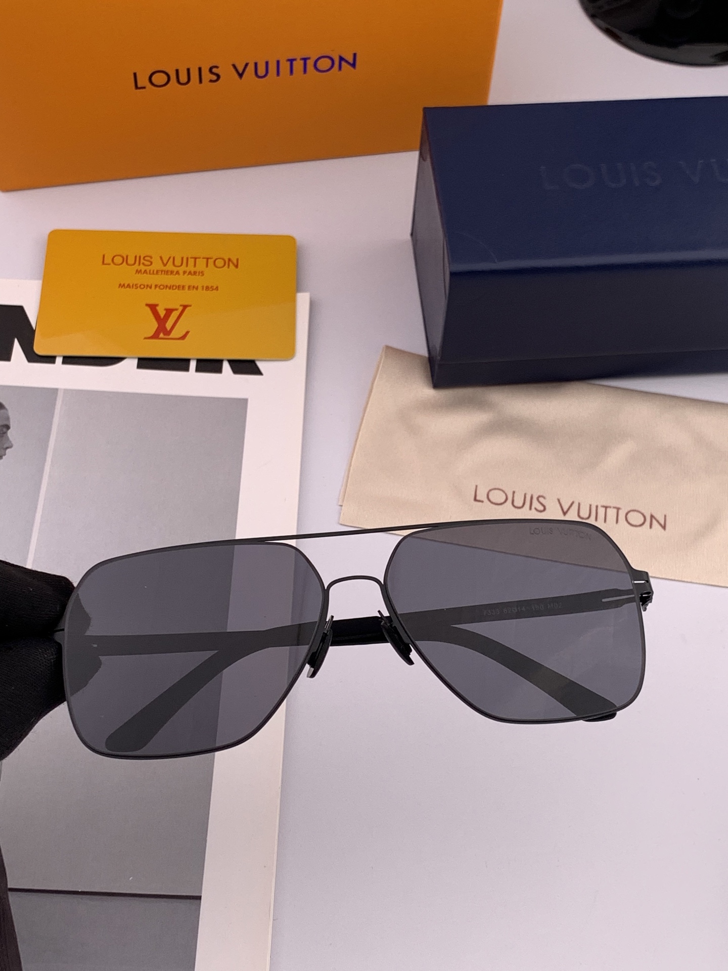 ♦️LV 2025新款男女情侣款太阳镜多边形墨镜iP电镀永不褪色 超轻超有弹性整幅眼镜无螺丝重要的是压不