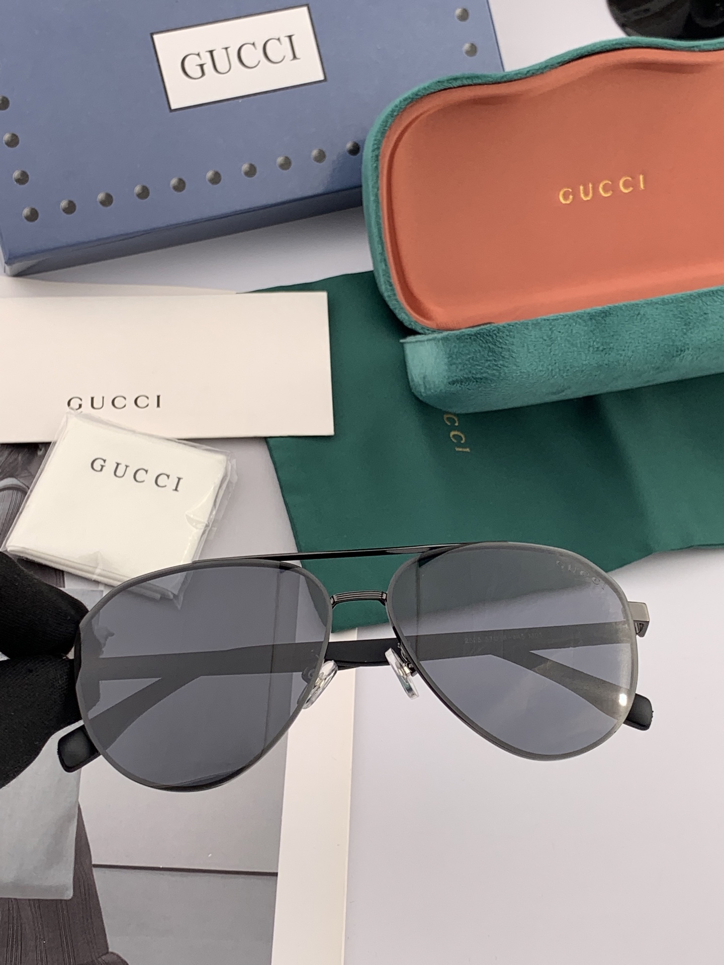        GUCCI 男款炫彩飞行员偏光太阳镜 ❤️材质：高清尼龙加厚卡槽高清偏光镜片 🌹无边框镜架