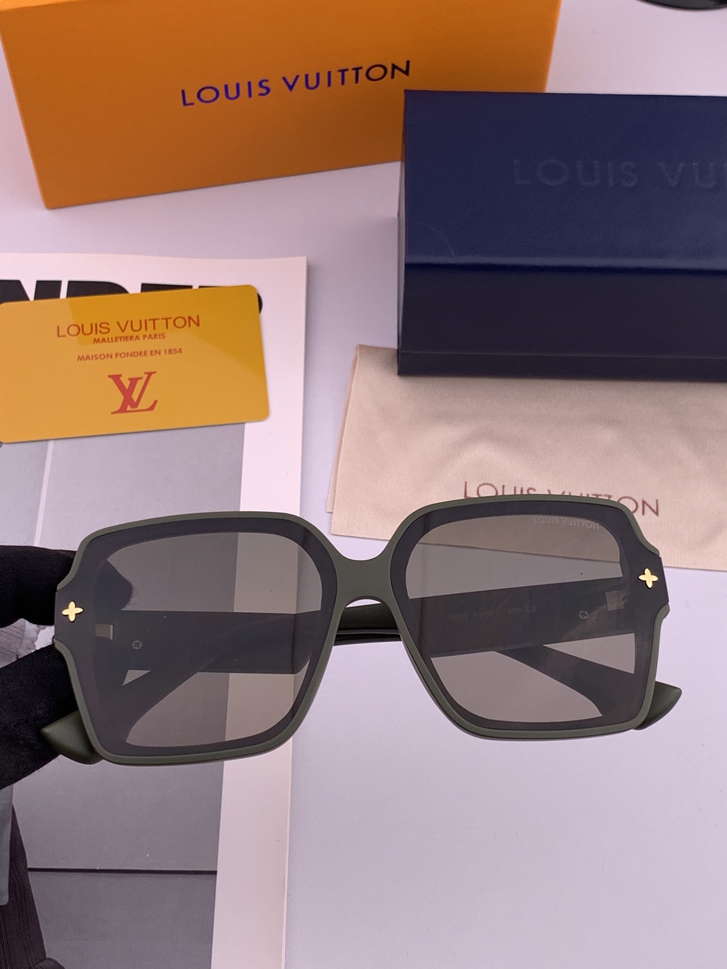  LV 2025新款女士方框太阳眼镜 开车墨镜 新款太阳镜  时尚大方 舒适轻盈 精致奢华 超轻 型号：