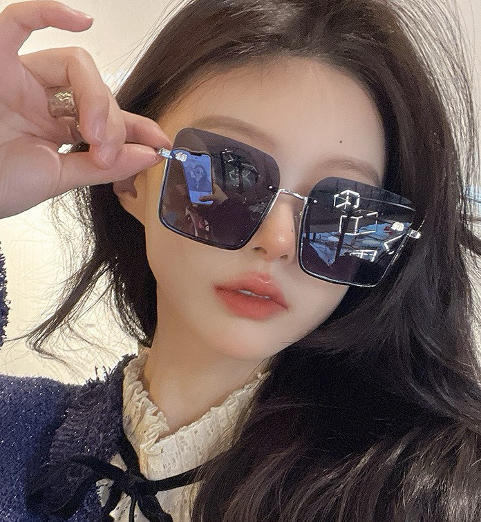 【miumiu偏光】😘新款🕶时尚高雅墨镜女士 太阳镜🥳打造沉稳架势，经典的版型与全新的创意相结👍不经意间