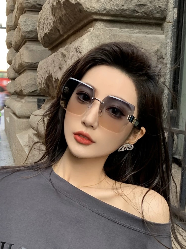   爱马仕   经典的方框设计，不挑脸型，无论搭配大衣还是连衣裙都非常显气质镜片预防紫外线 型号：H07