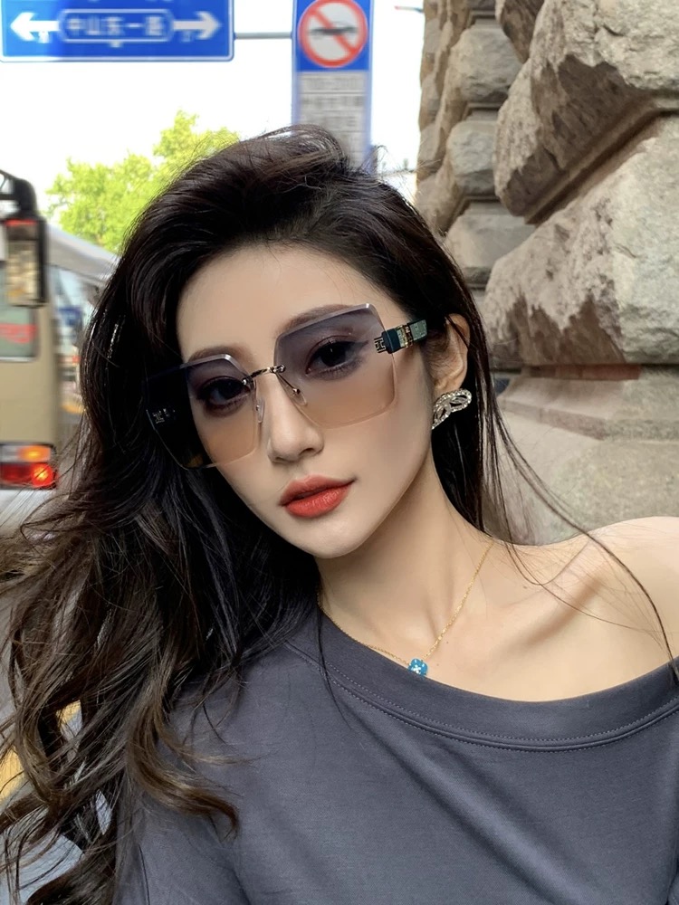   爱马仕   经典的方框设计，不挑脸型，无论搭配大衣还是连衣裙都非常显气质镜片预防紫外线 型号：H07