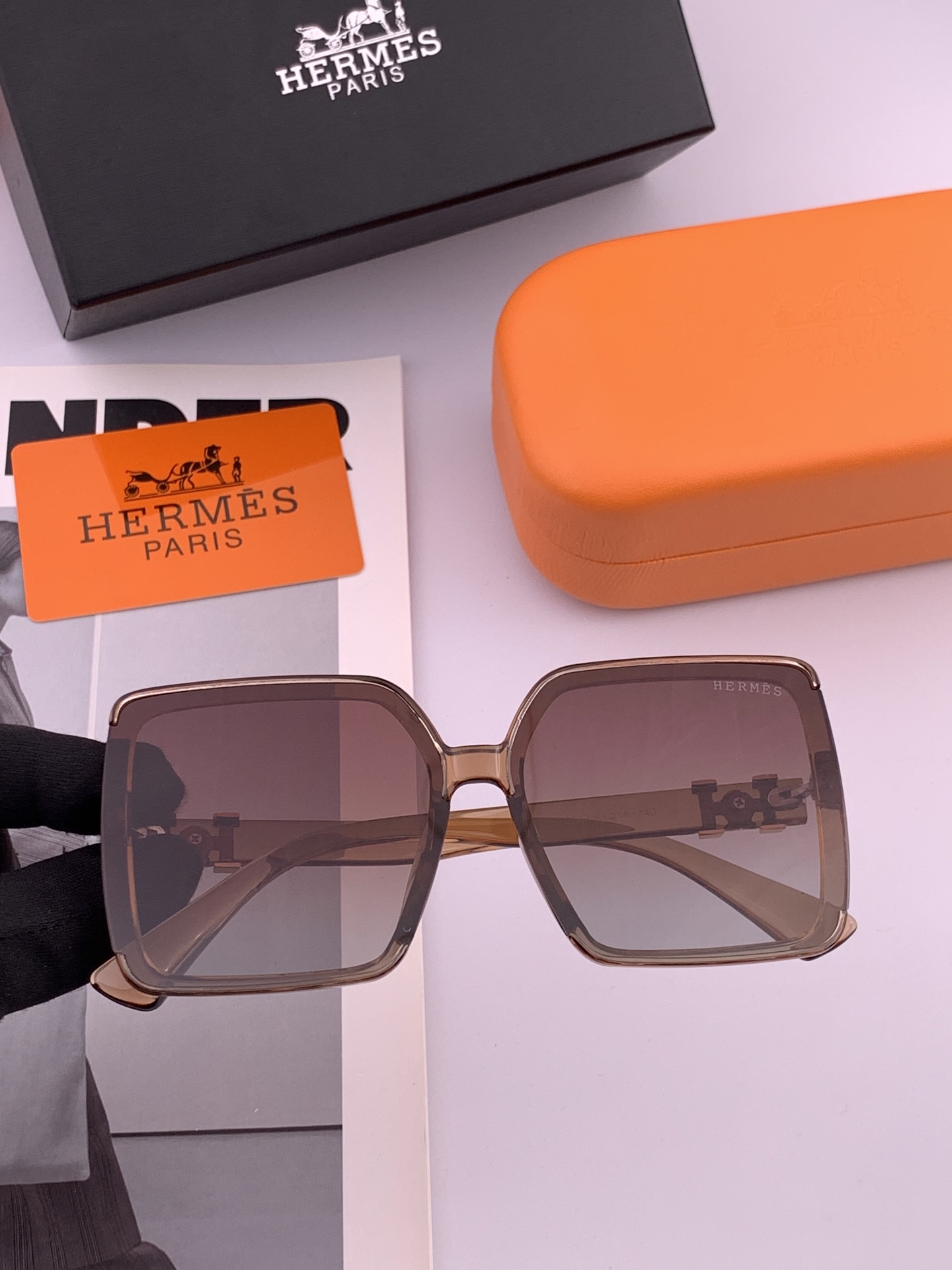   2025新款 爱马仕女士偏光太阳镜🕶️ 宝丽来高清镜片🎉高品质TR-90镜框 时尚百搭！
型号：H5