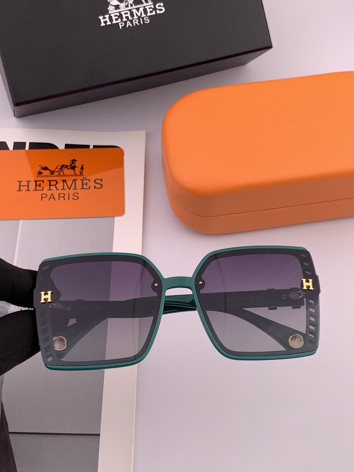   2025新款 爱马仕女士偏光太阳镜🕶️ 宝丽来高清镜片🎉高品质TR-90镜框 时尚百搭！
型号：H1