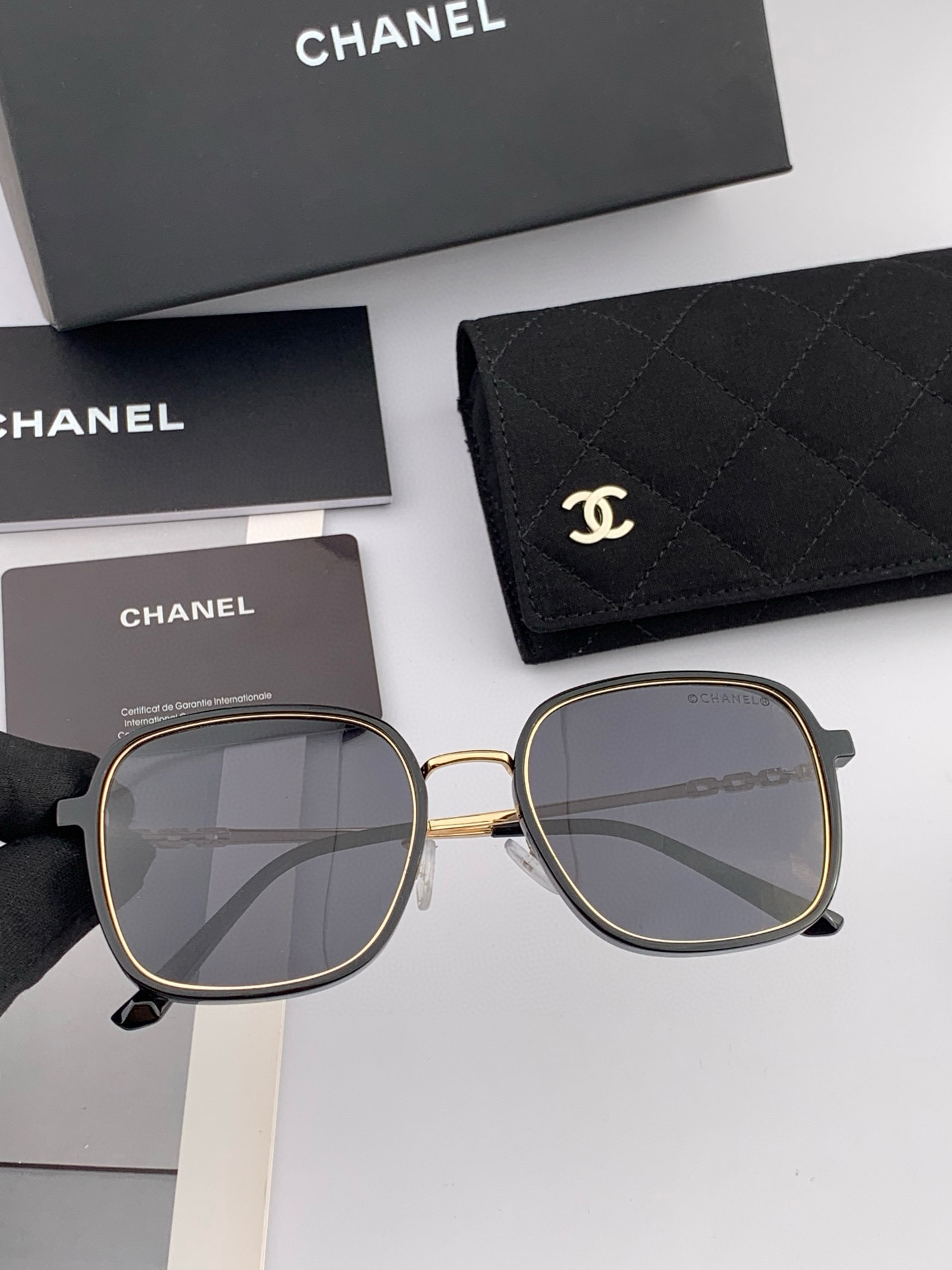    新品CHANEL 香奈儿太阳镜以独特魅力和前卫风格诠释春夏最新眼镜，质感超好佩带舒适 型号：CH0