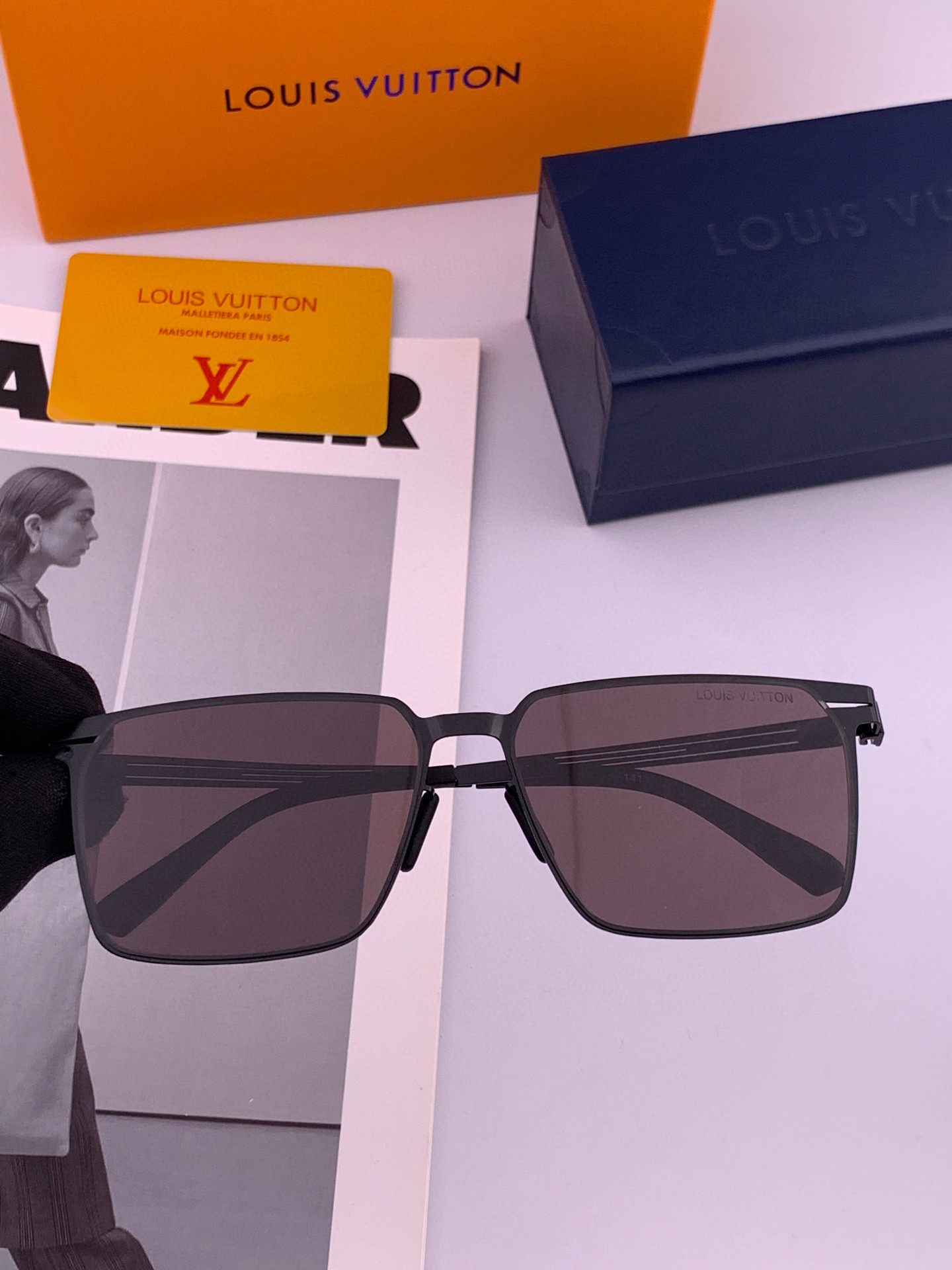♦️LV 2025新款男女情侣款太阳镜多边形墨镜iP电镀永不褪色 超轻超有弹性整幅眼镜无螺丝重要的是压不