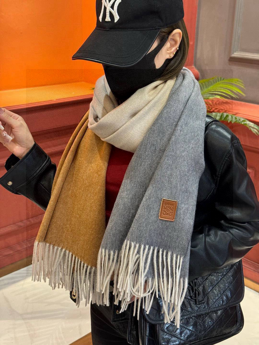  ✨✨太美了😍罗意威 美到要尖叫😱专柜最新款🎊英伦欧美范儿「多色渐变」又是一款即时尚又实用的大围巾&长巾