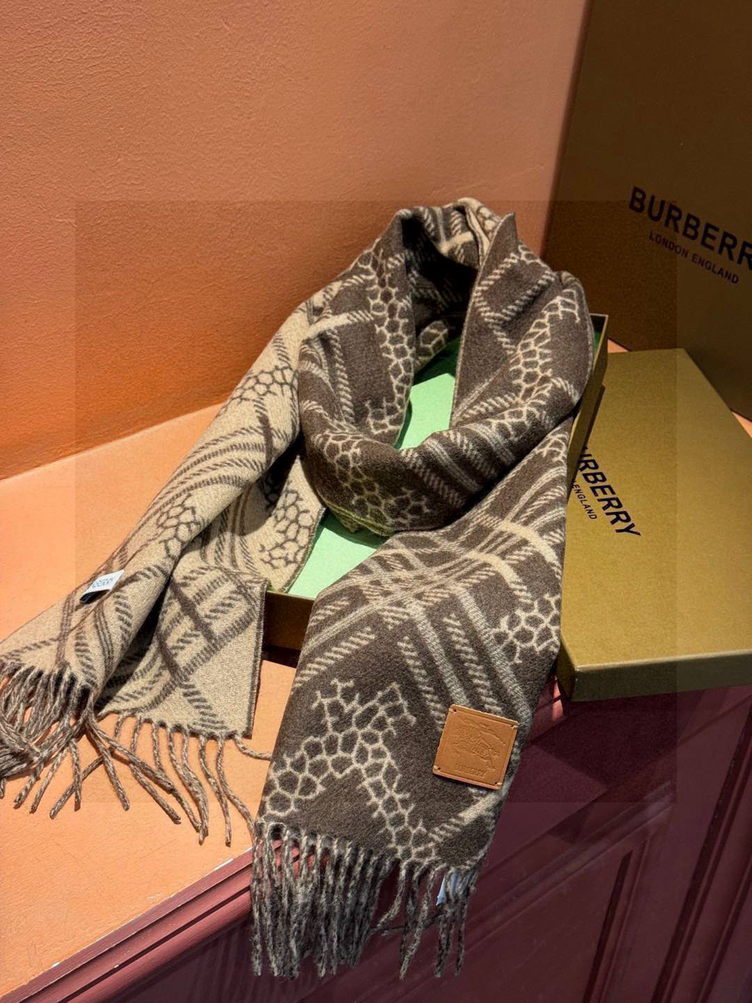   双面围巾 🆕Burberry · 巴宝莉格子围巾❗️好看的要疯掉了，太有型太有魅力了❗️❗️非常斯文