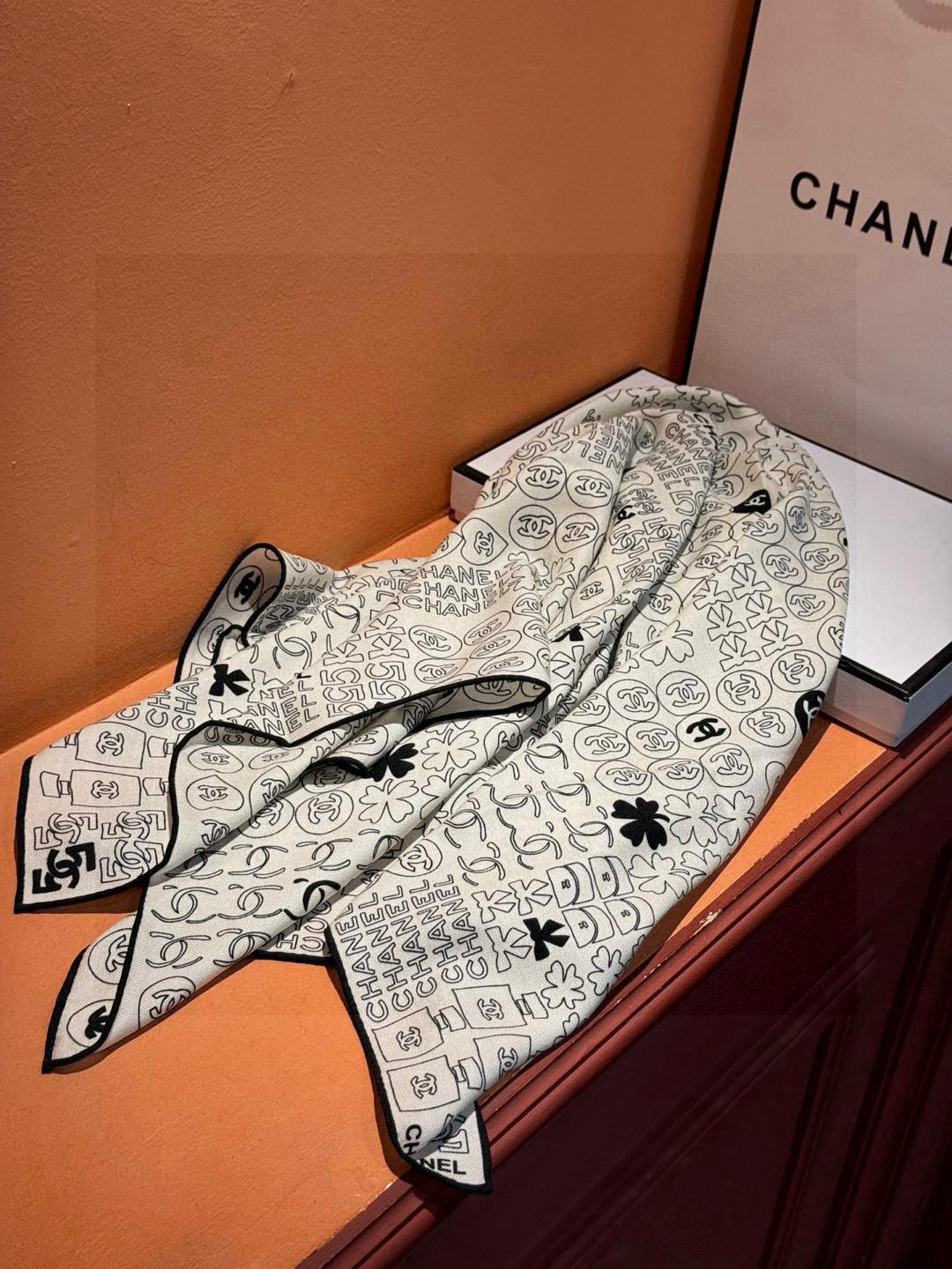 上新❤️
【Chanel】
经典茶花优雅Coco风,Chanel最新菱格丝绒大方巾~气质到骨子里,
